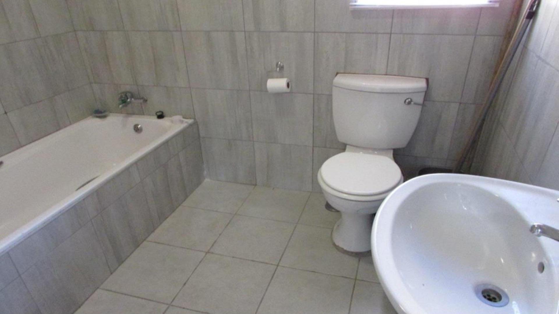 Bathroom 1 of property in Stonehenge