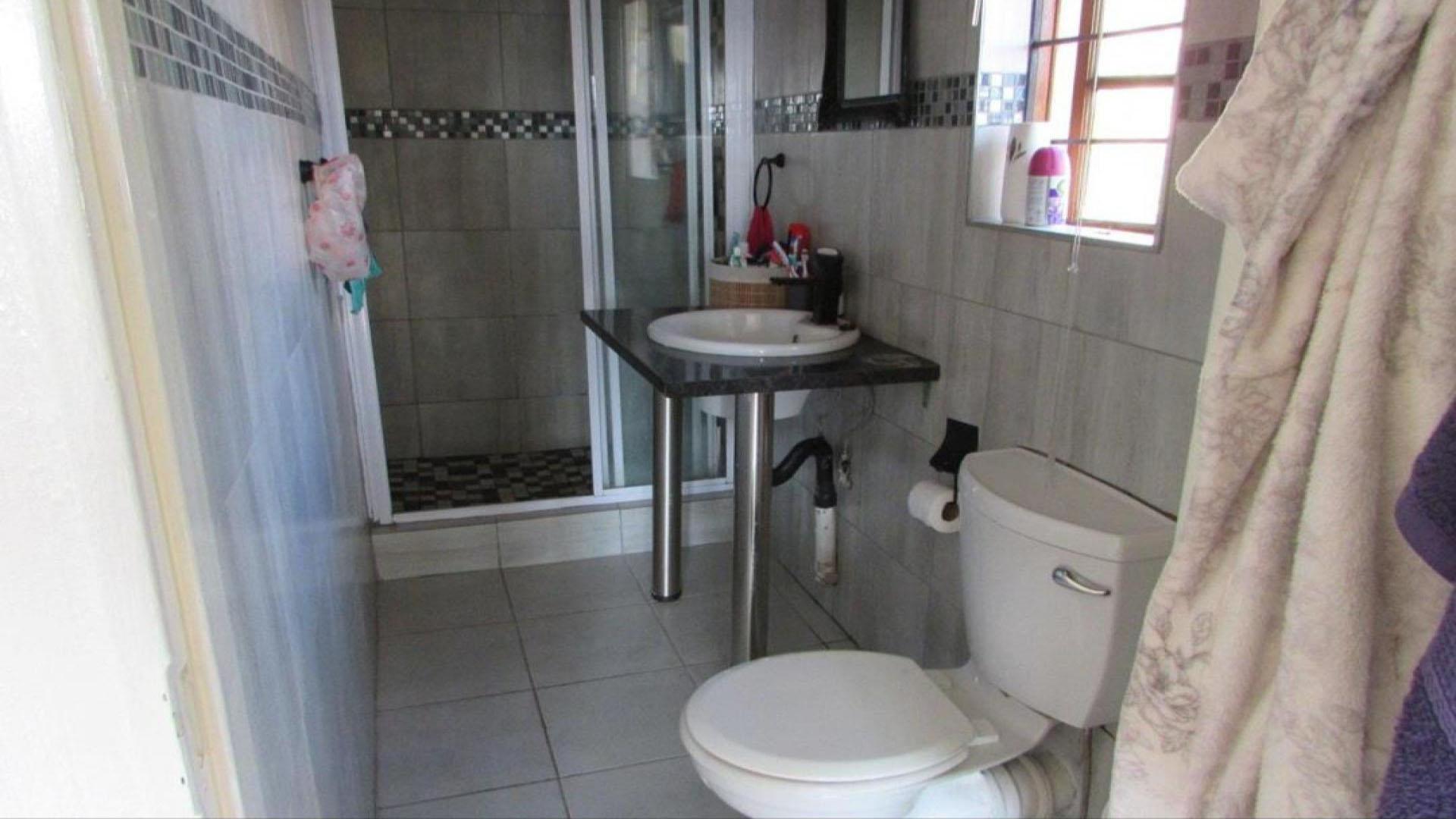 Bathroom 2 of property in Stonehenge