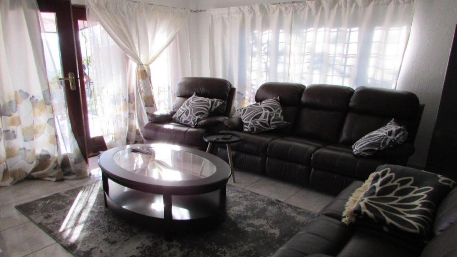 Lounges of property in Stonehenge