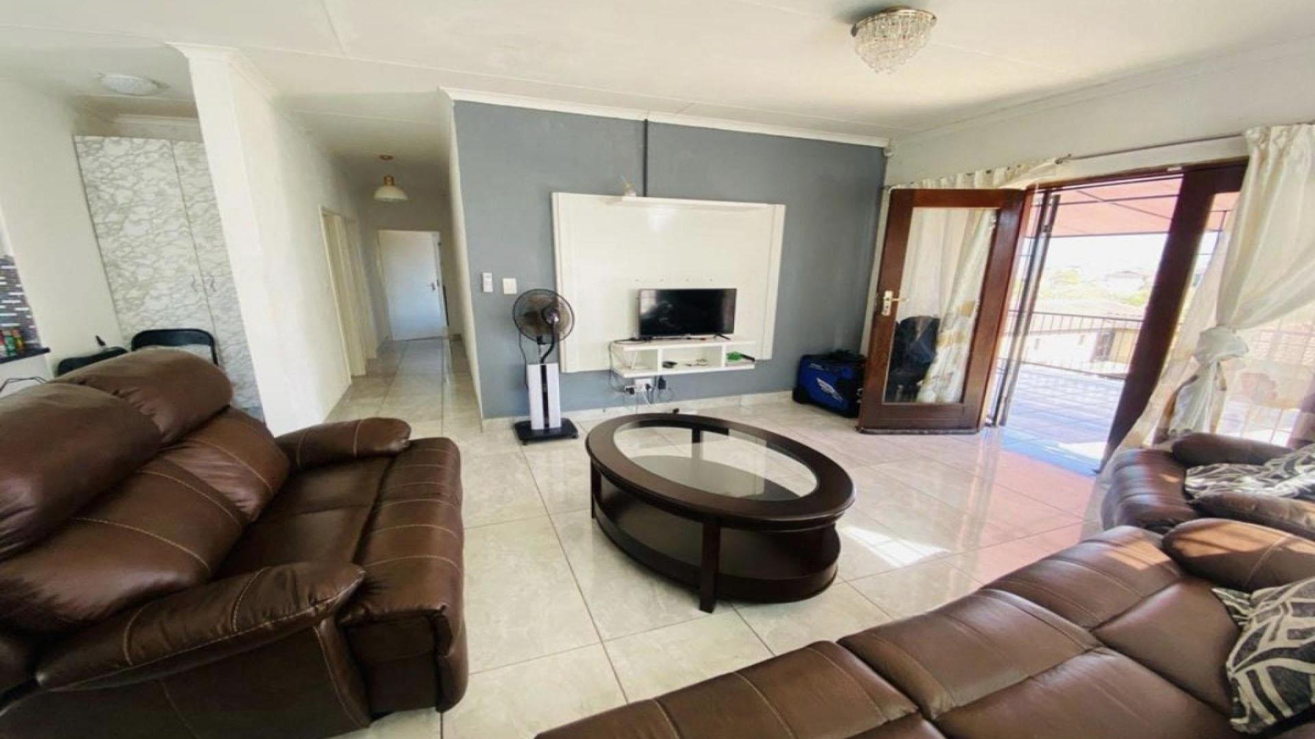 Lounges of property in Stonehenge