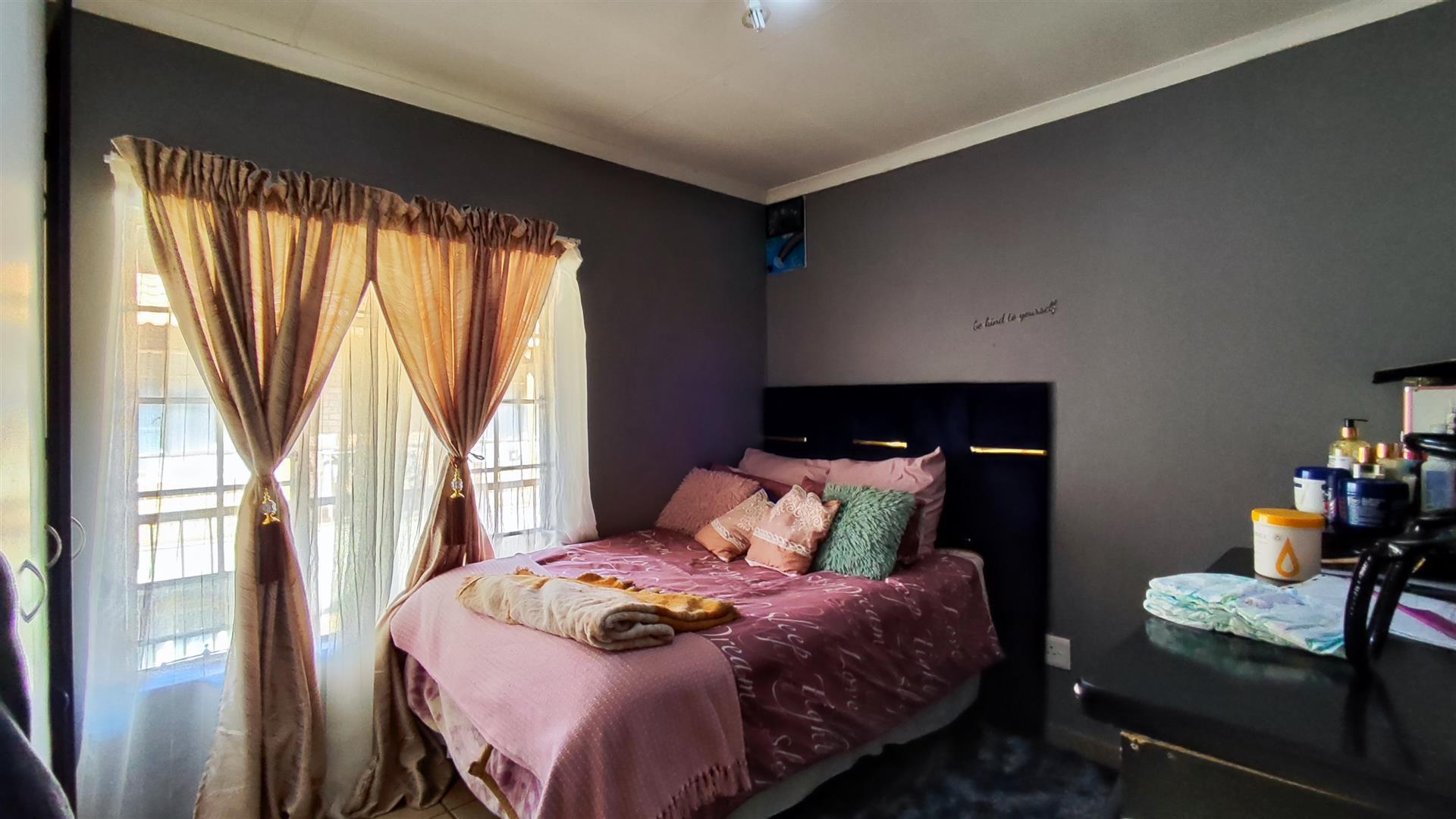 Bed Room 2 - 11 square meters of property in Kempton Park