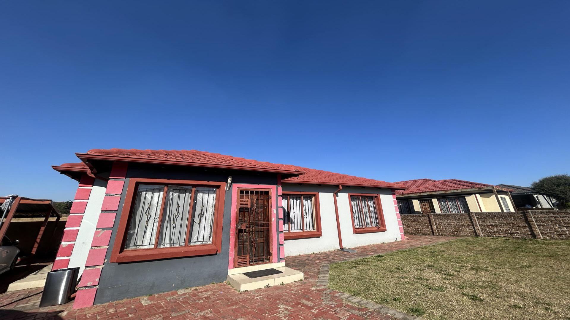 Front View of property in Noordwyk
