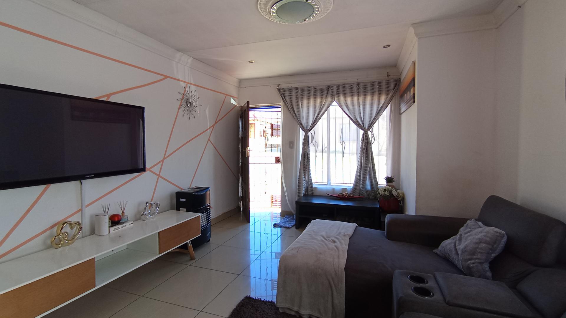 Lounges - 17 square meters of property in Noordwyk