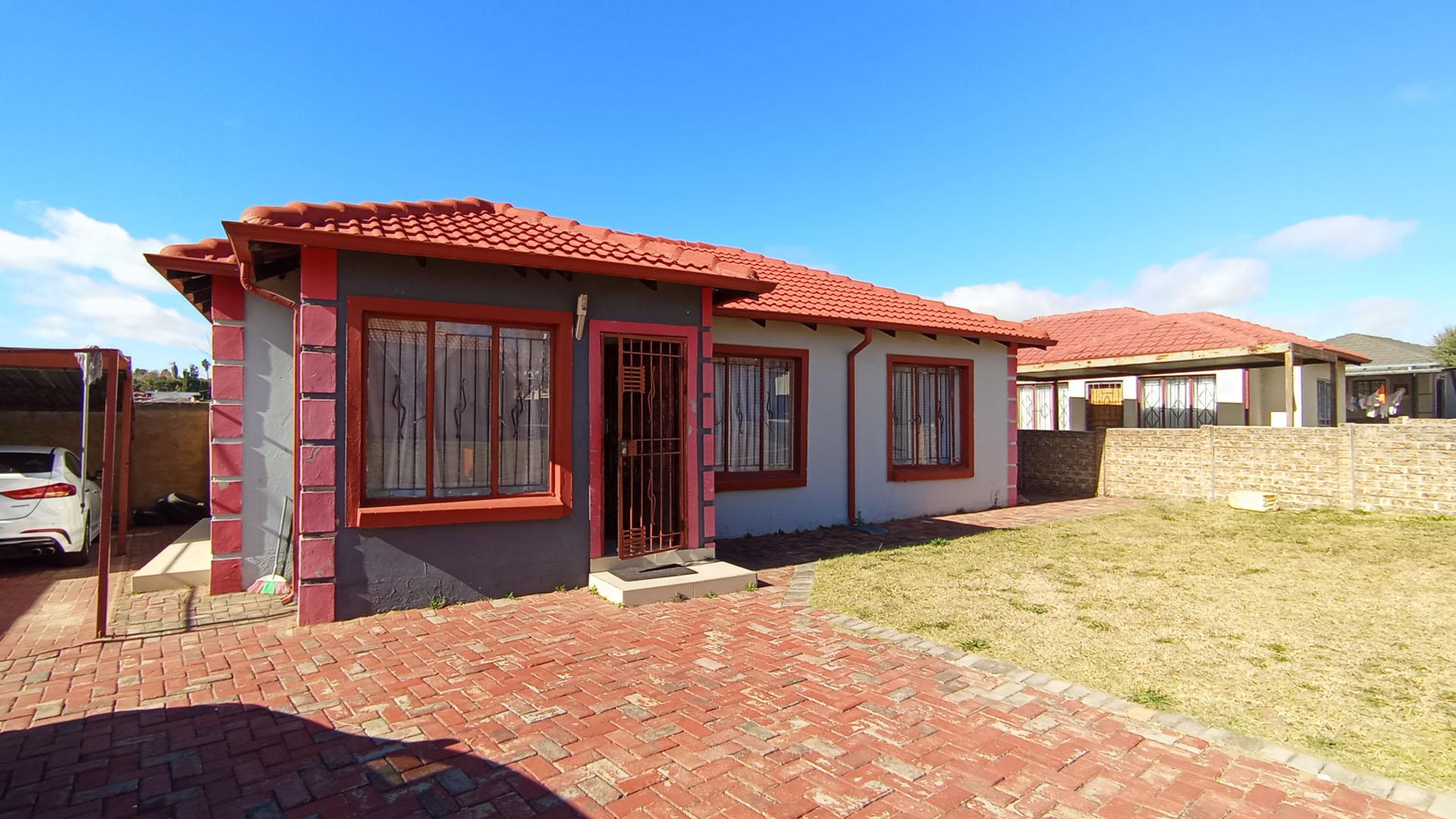 Front View of property in Noordwyk