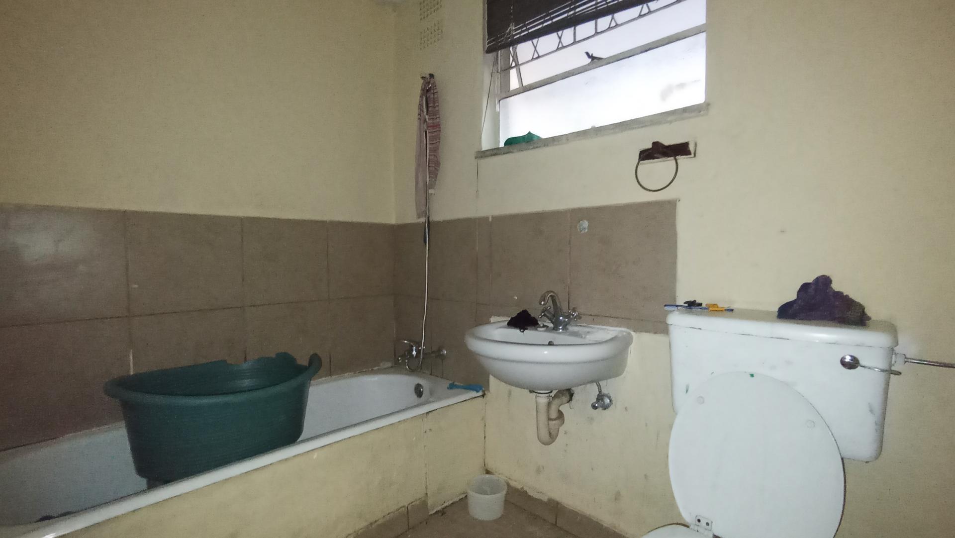 Bathroom 1 - 6 square meters of property in Symhurst