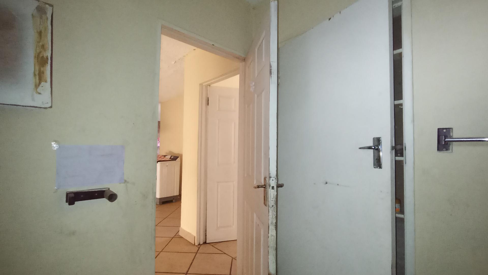 Bathroom 1 - 6 square meters of property in Symhurst