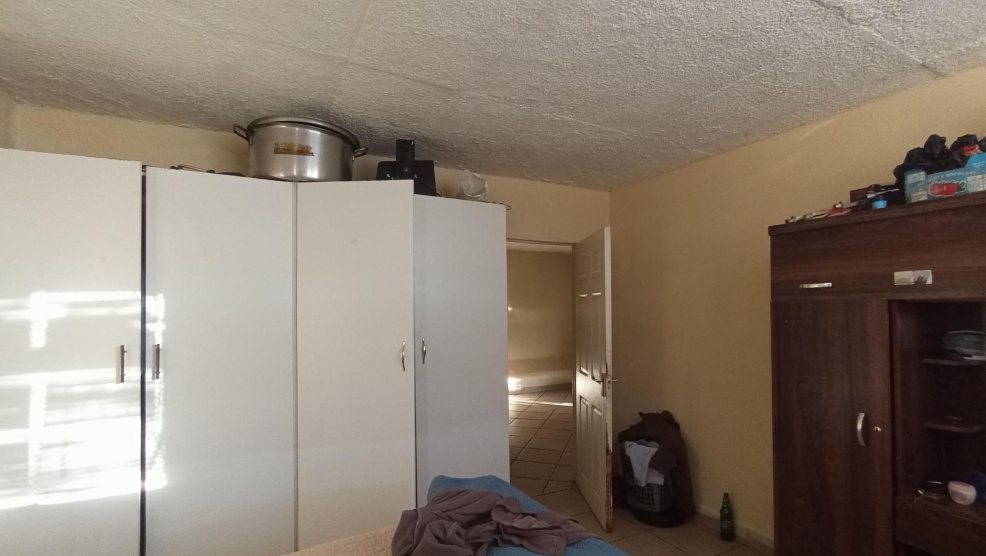 Bed Room 1 - 14 square meters of property in Symhurst