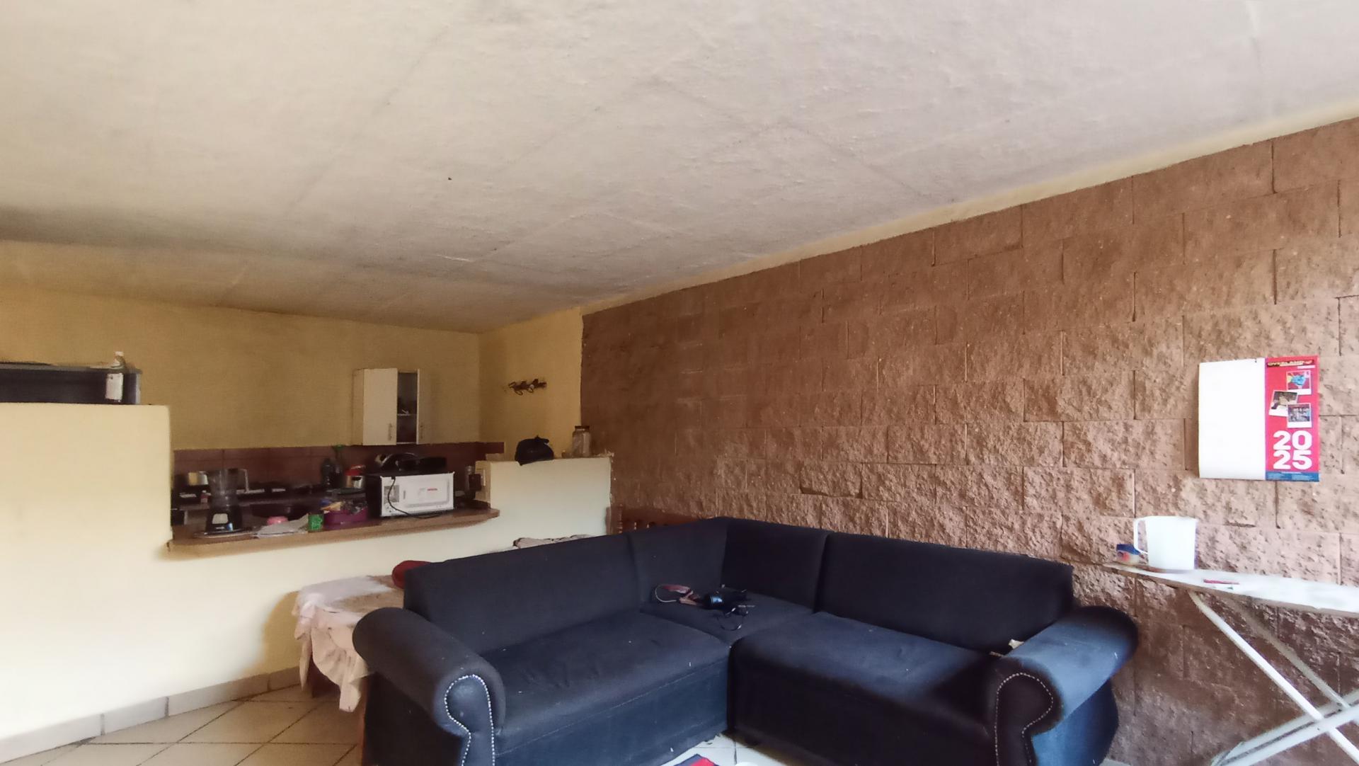 Lounges - 21 square meters of property in Symhurst