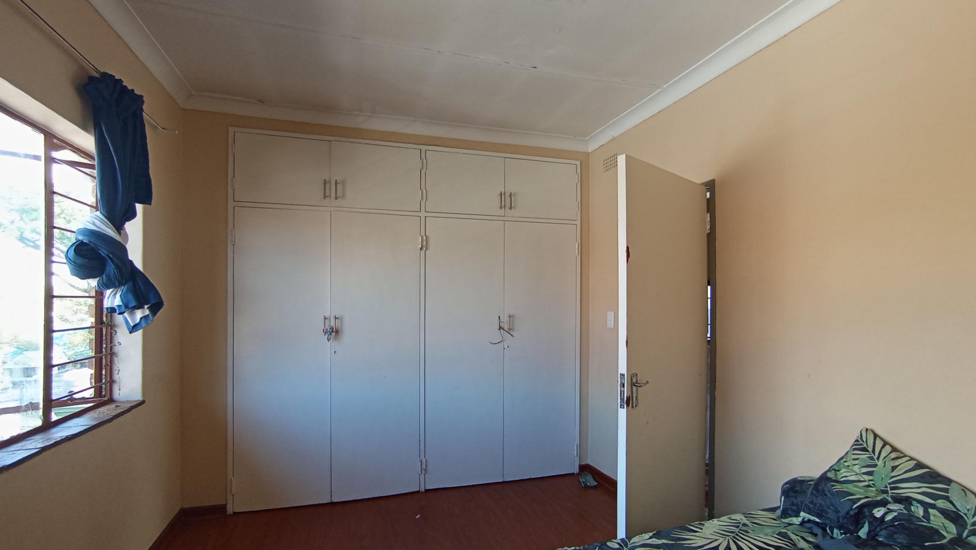 Bed Room 1 - 14 square meters of property in Fontainebleau