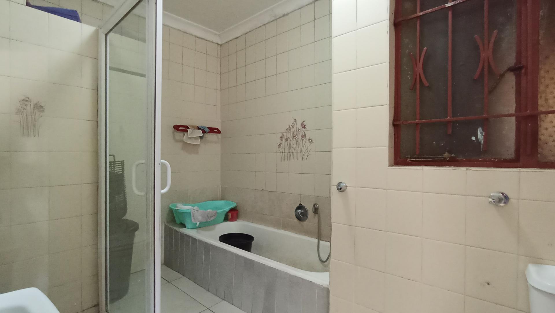 Bathroom 1 - 7 square meters of property in Fontainebleau