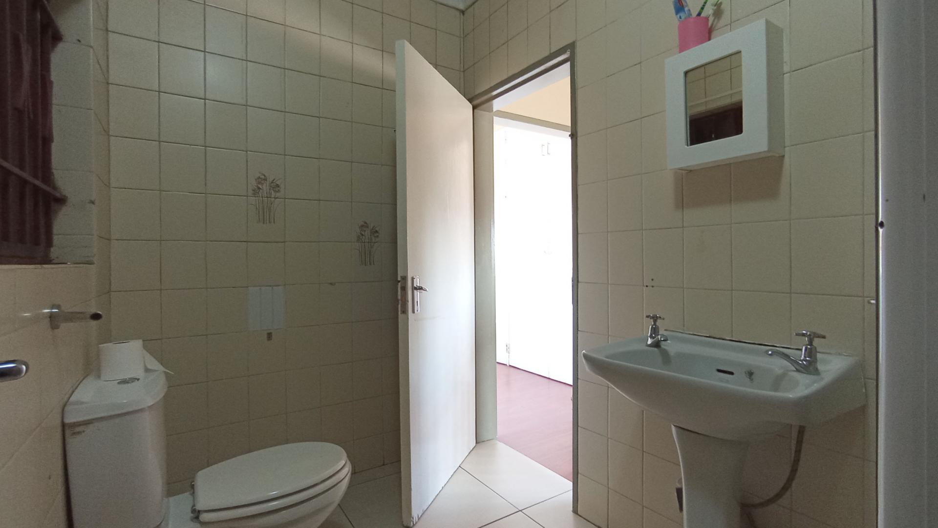 Bathroom 1 - 7 square meters of property in Fontainebleau