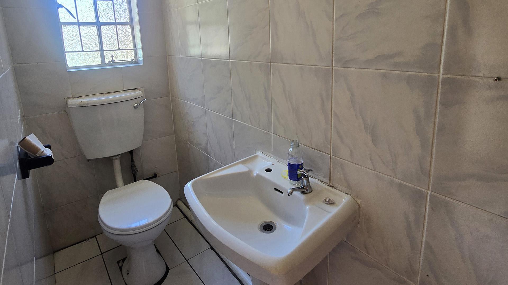 Main Bathroom of property in Harrismith