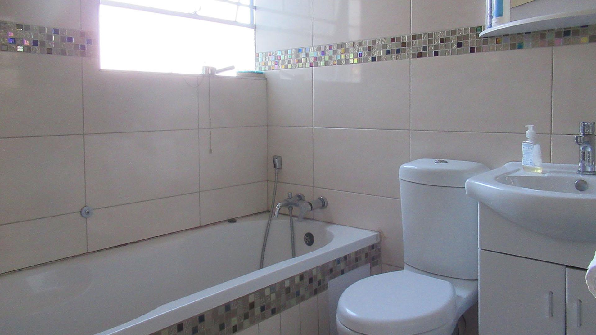 Bathroom 1 - 5 square meters of property in Linmeyer