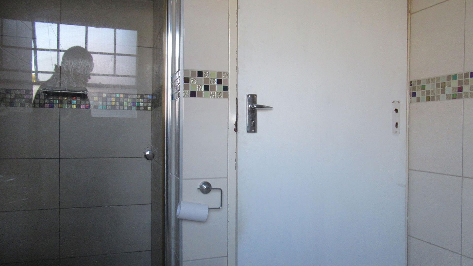 Bathroom 1 - 5 square meters of property in Linmeyer