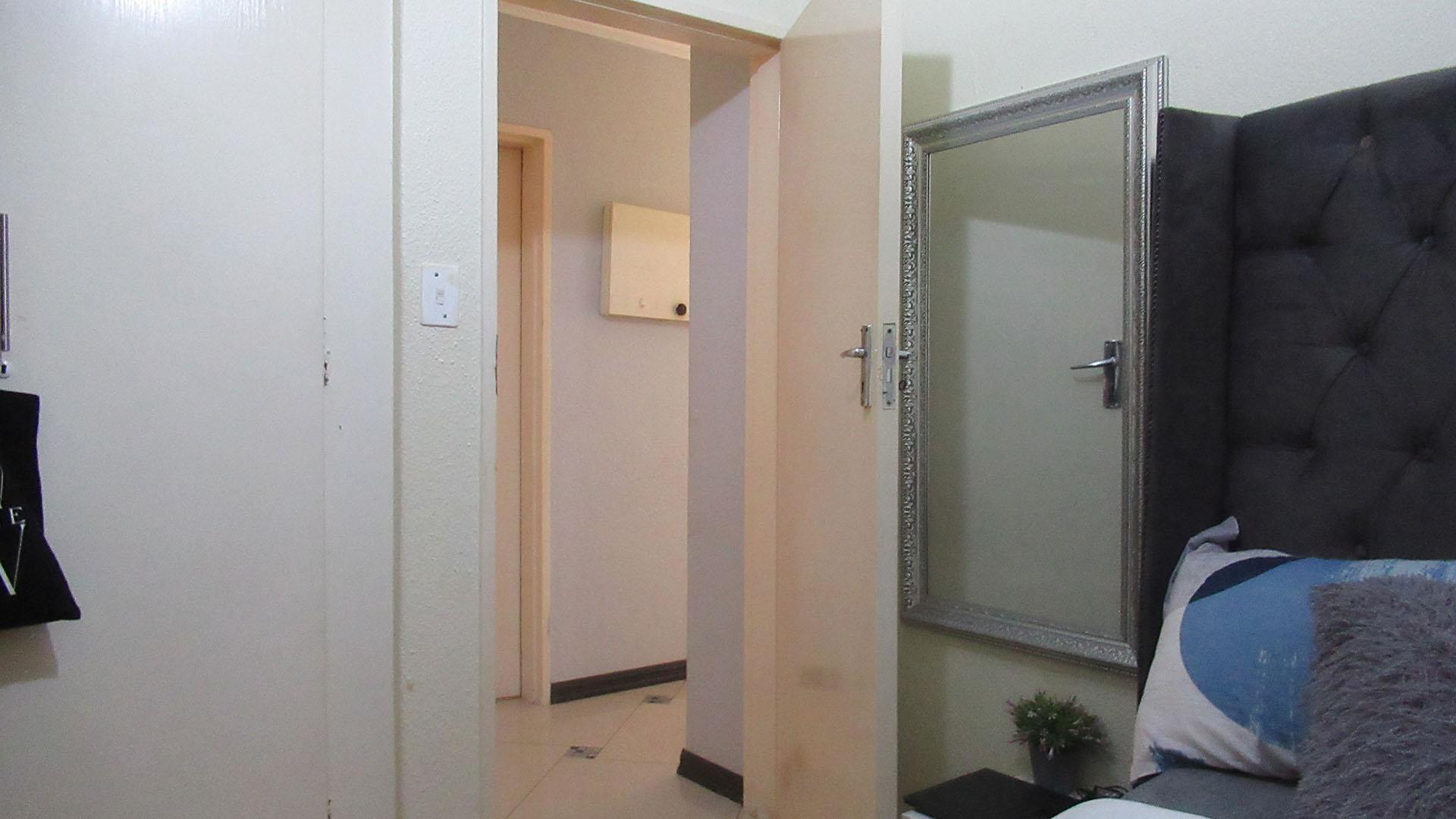 Bed Room 1 - 8 square meters of property in Linmeyer