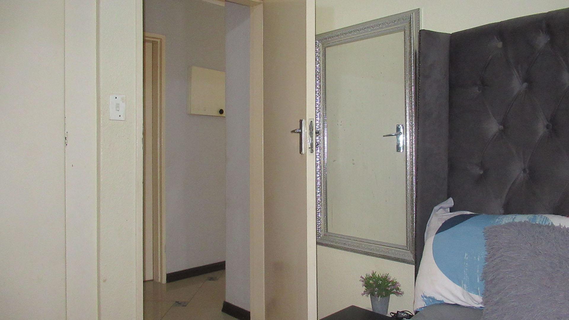 Bed Room 1 - 8 square meters of property in Linmeyer