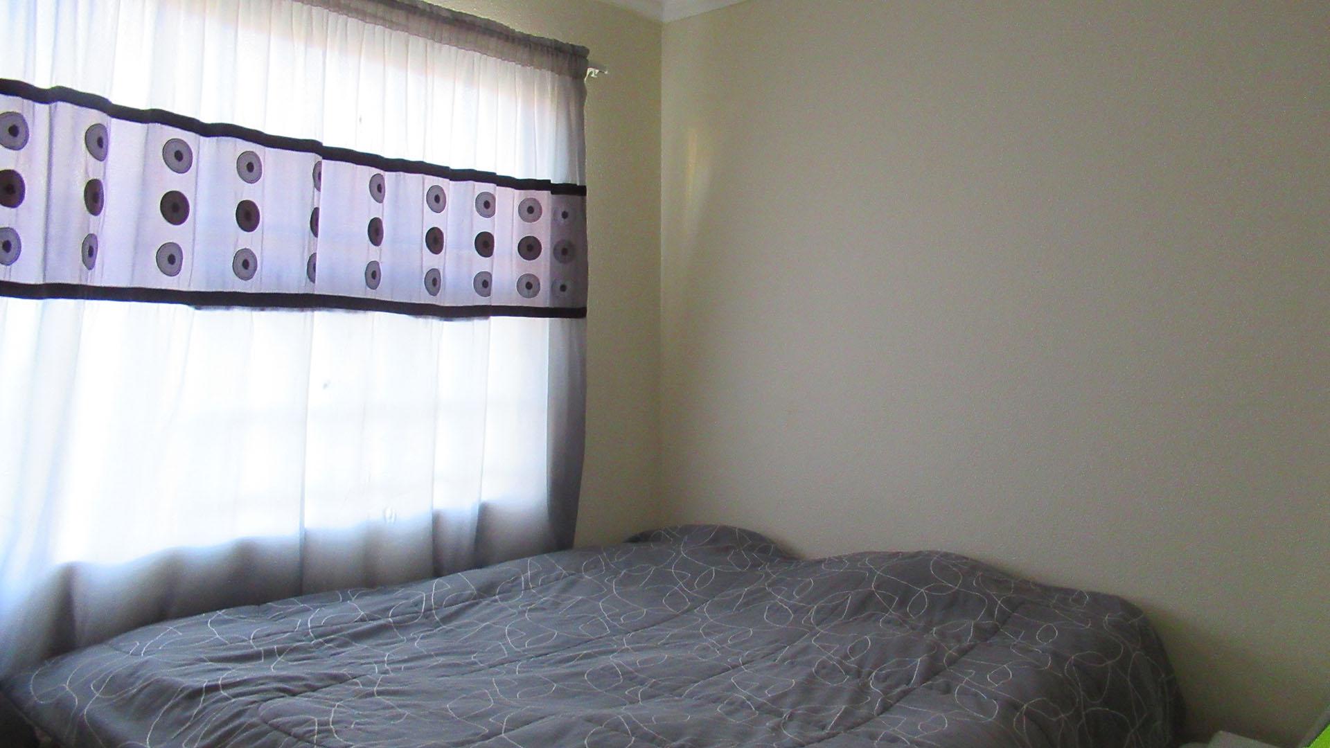 Bed Room 1 - 8 square meters of property in Linmeyer