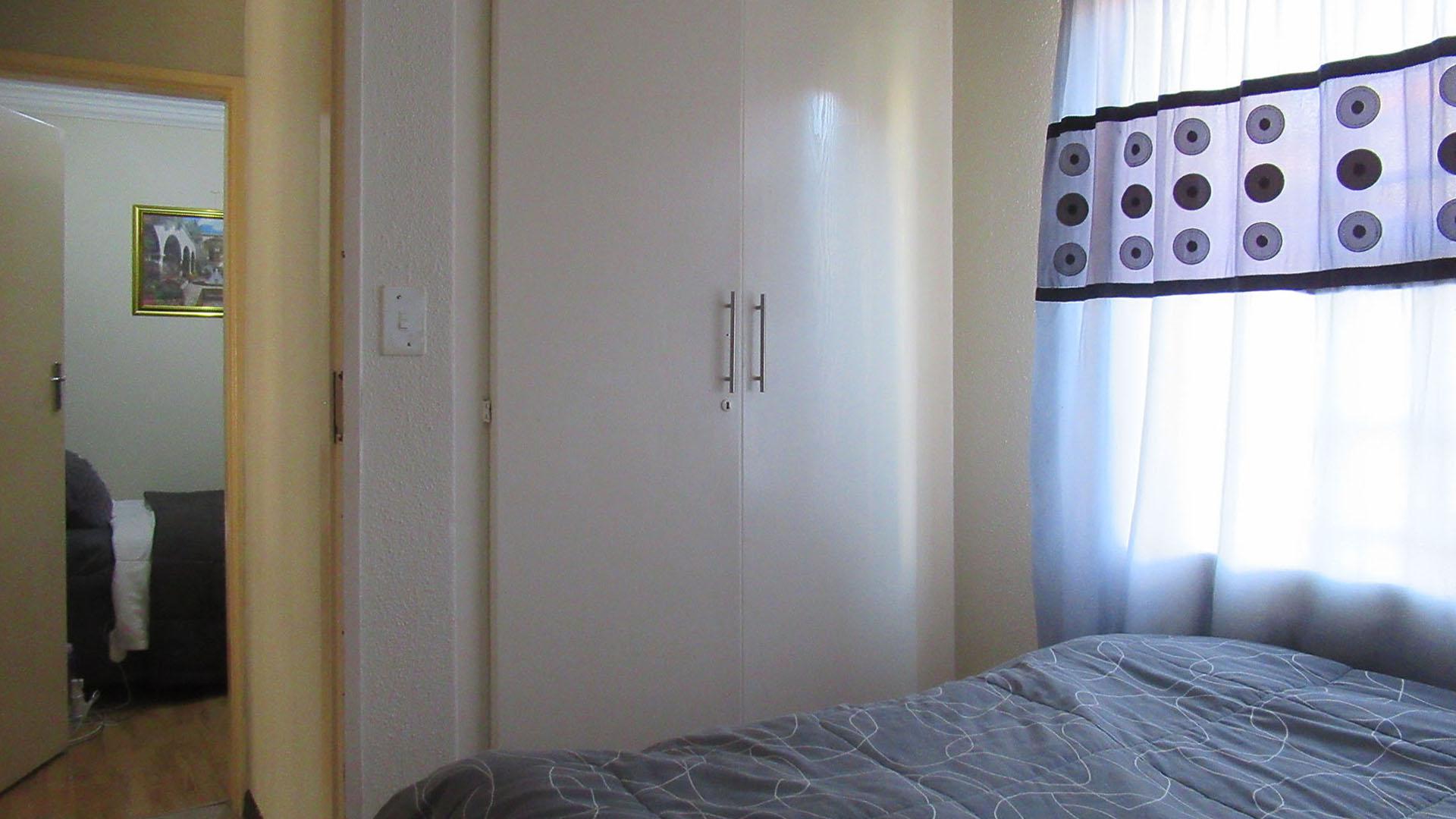 Bed Room 1 - 8 square meters of property in Linmeyer