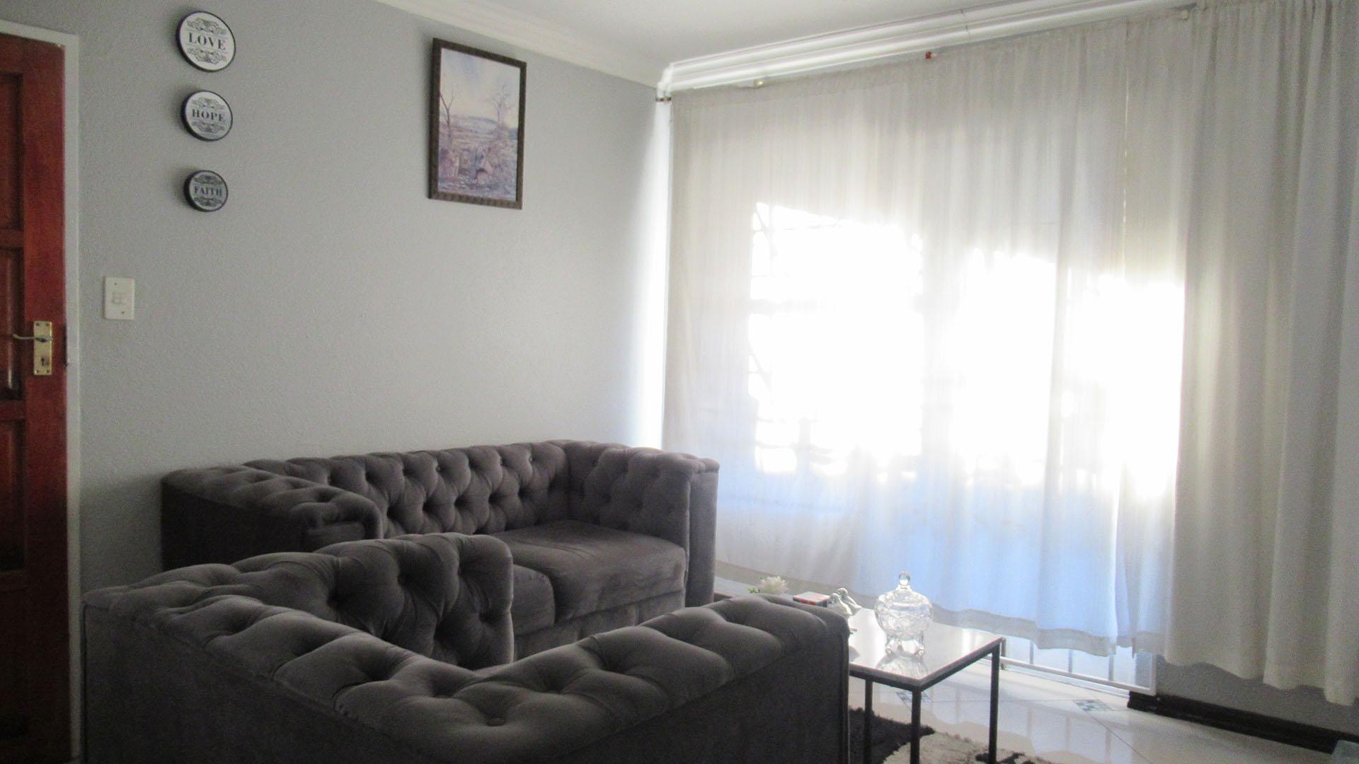 Lounges - 12 square meters of property in Linmeyer