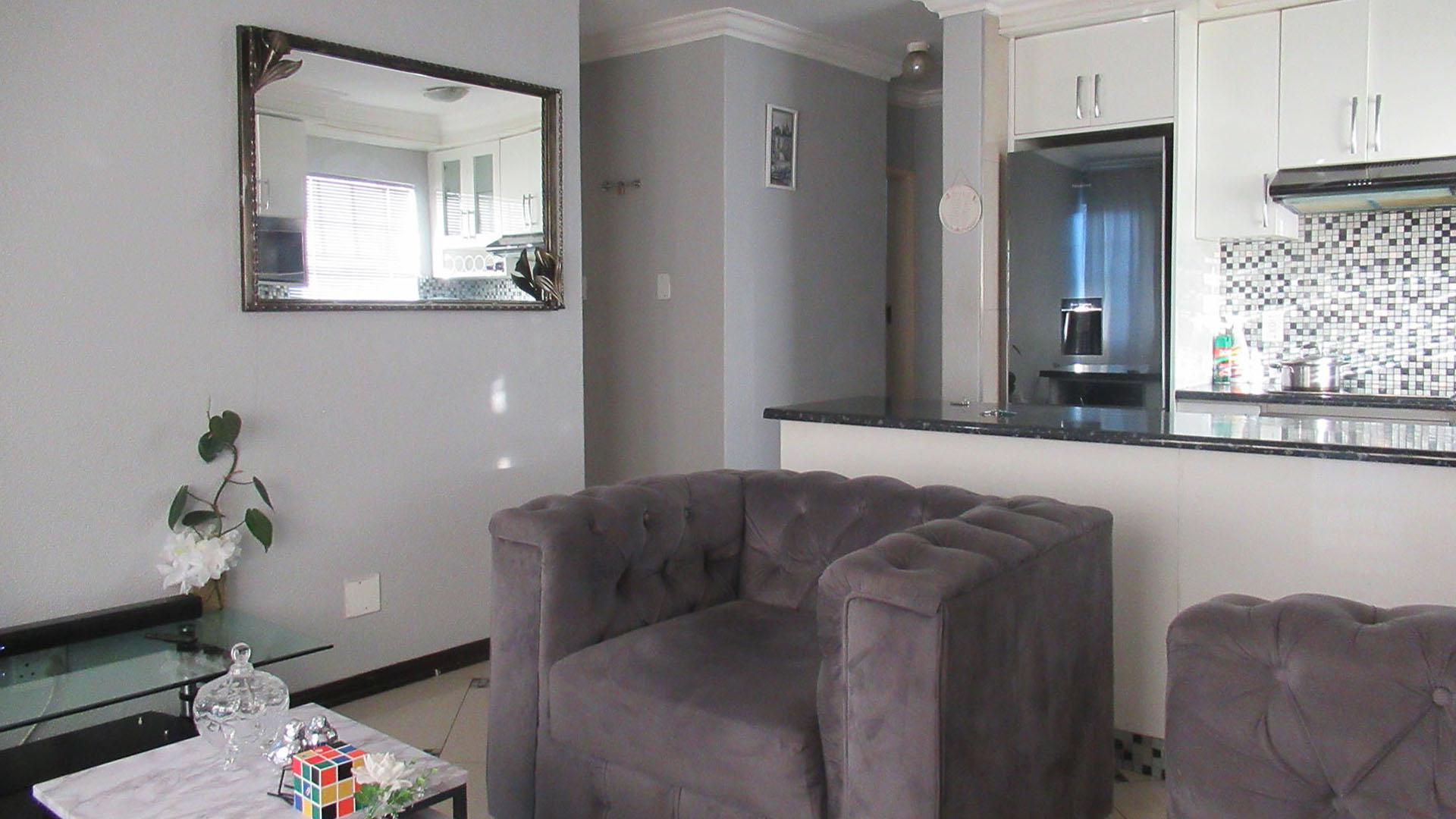 Lounges - 12 square meters of property in Linmeyer