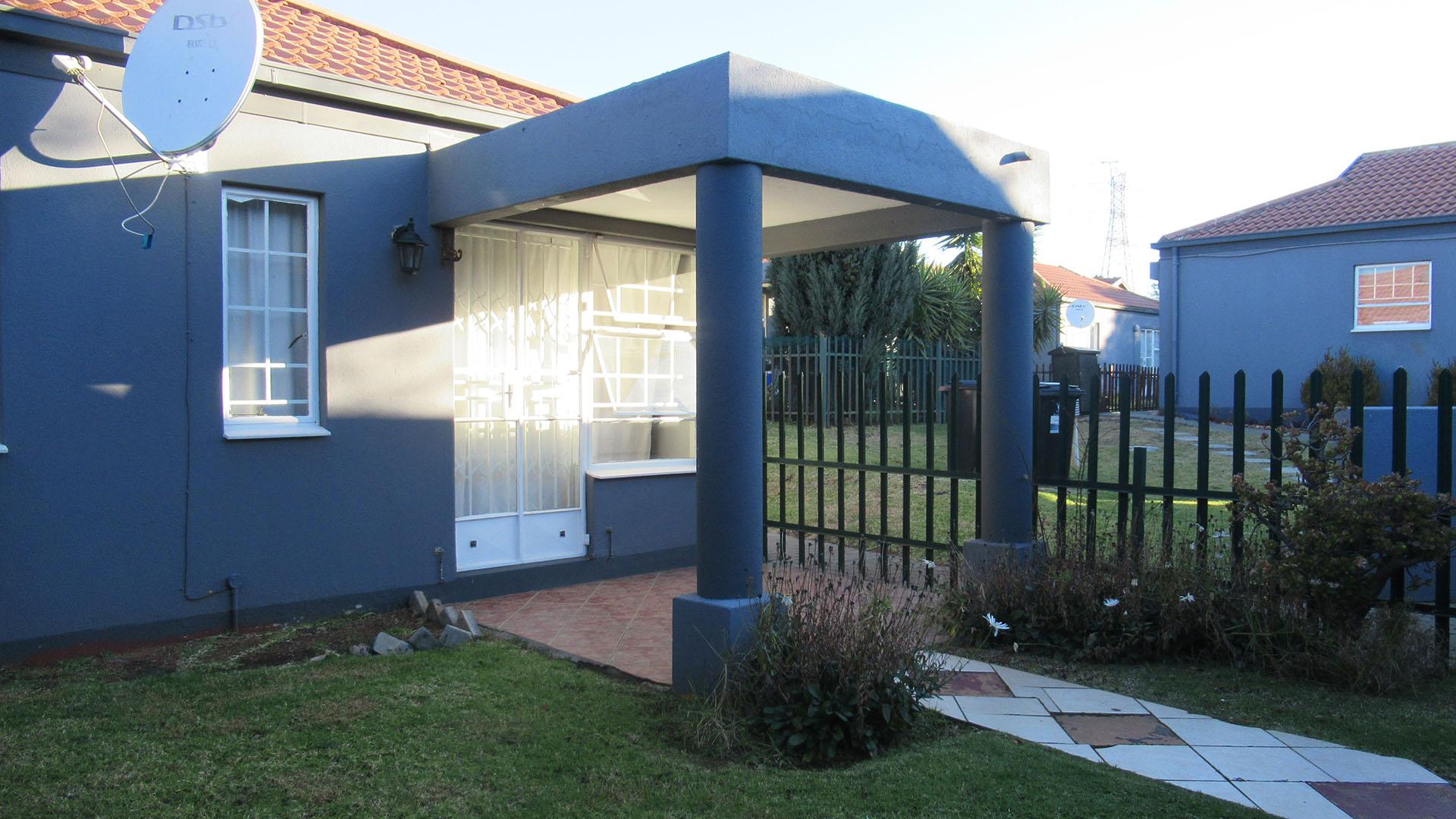 Backyard of property in Linmeyer