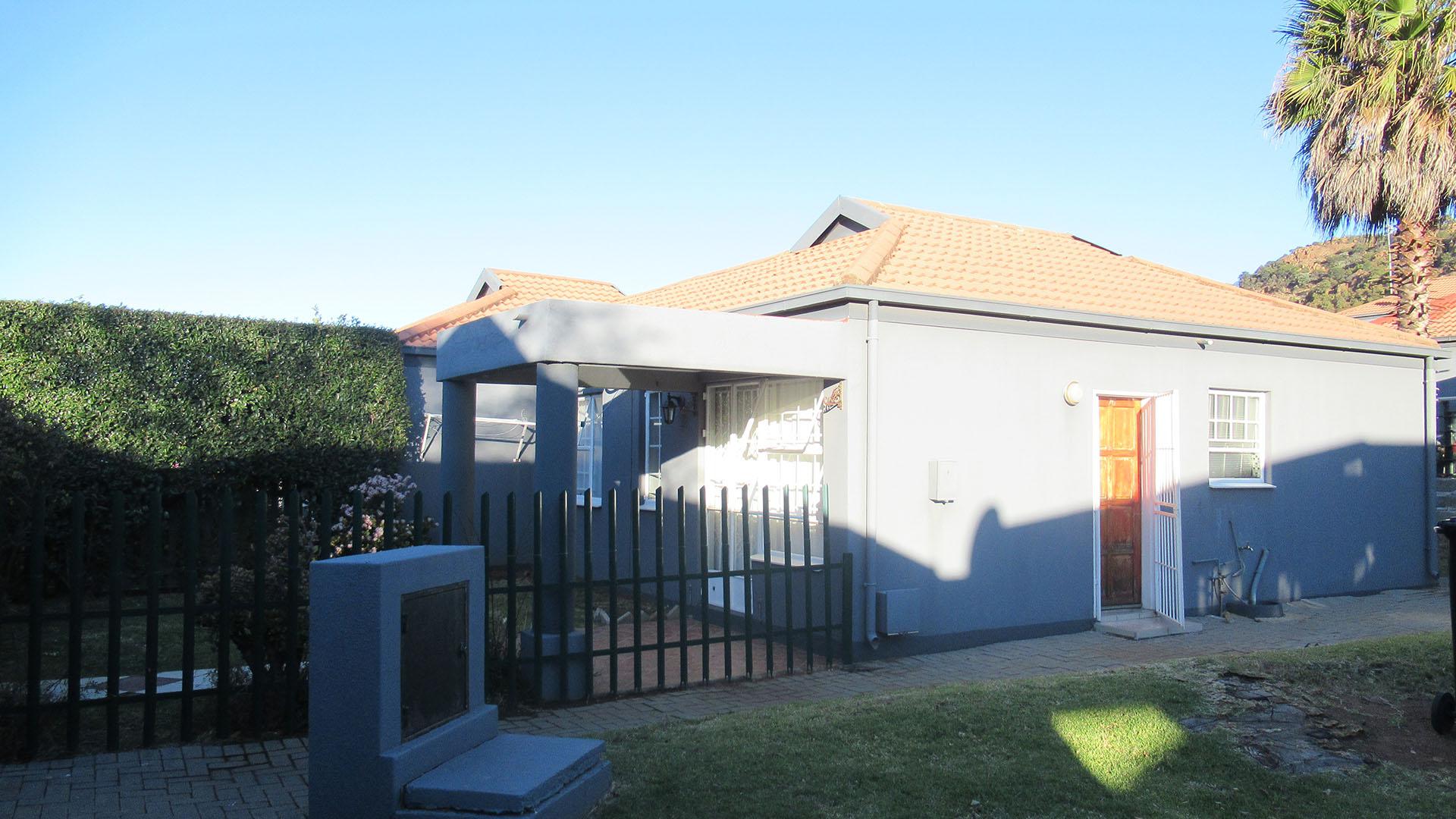 Front View of property in Linmeyer