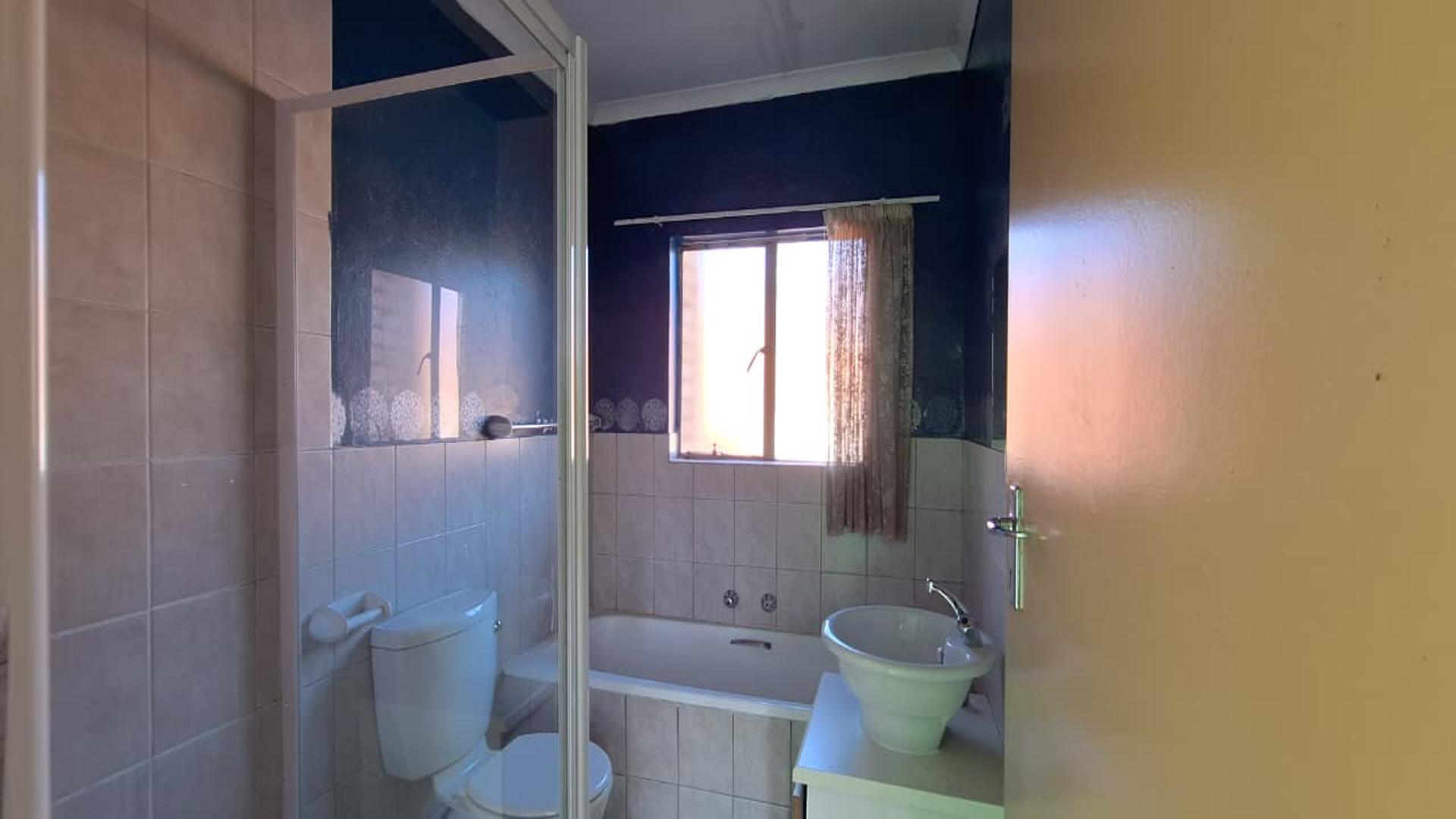 Bathroom 1 - 5 square meters of property in Randfontein