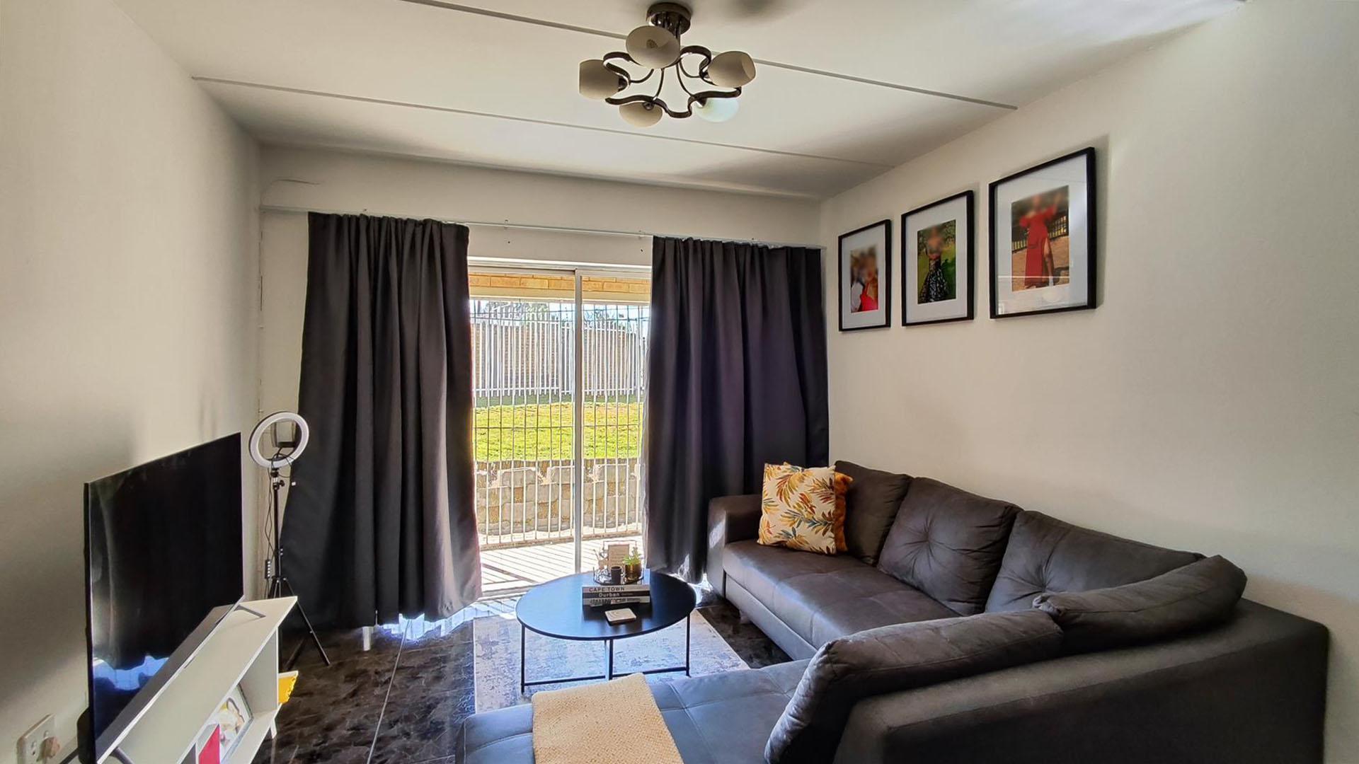 Lounges - 14 square meters of property in Birchleigh