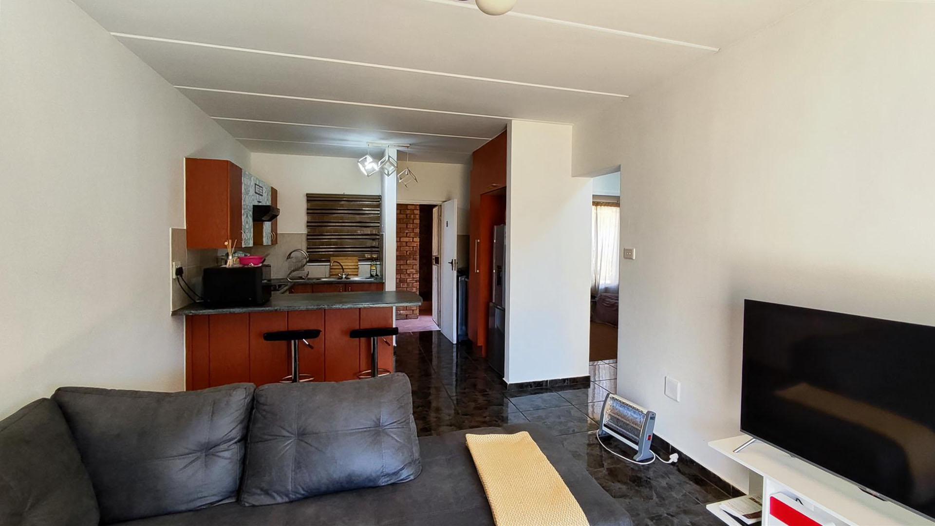 Lounges - 14 square meters of property in Birchleigh