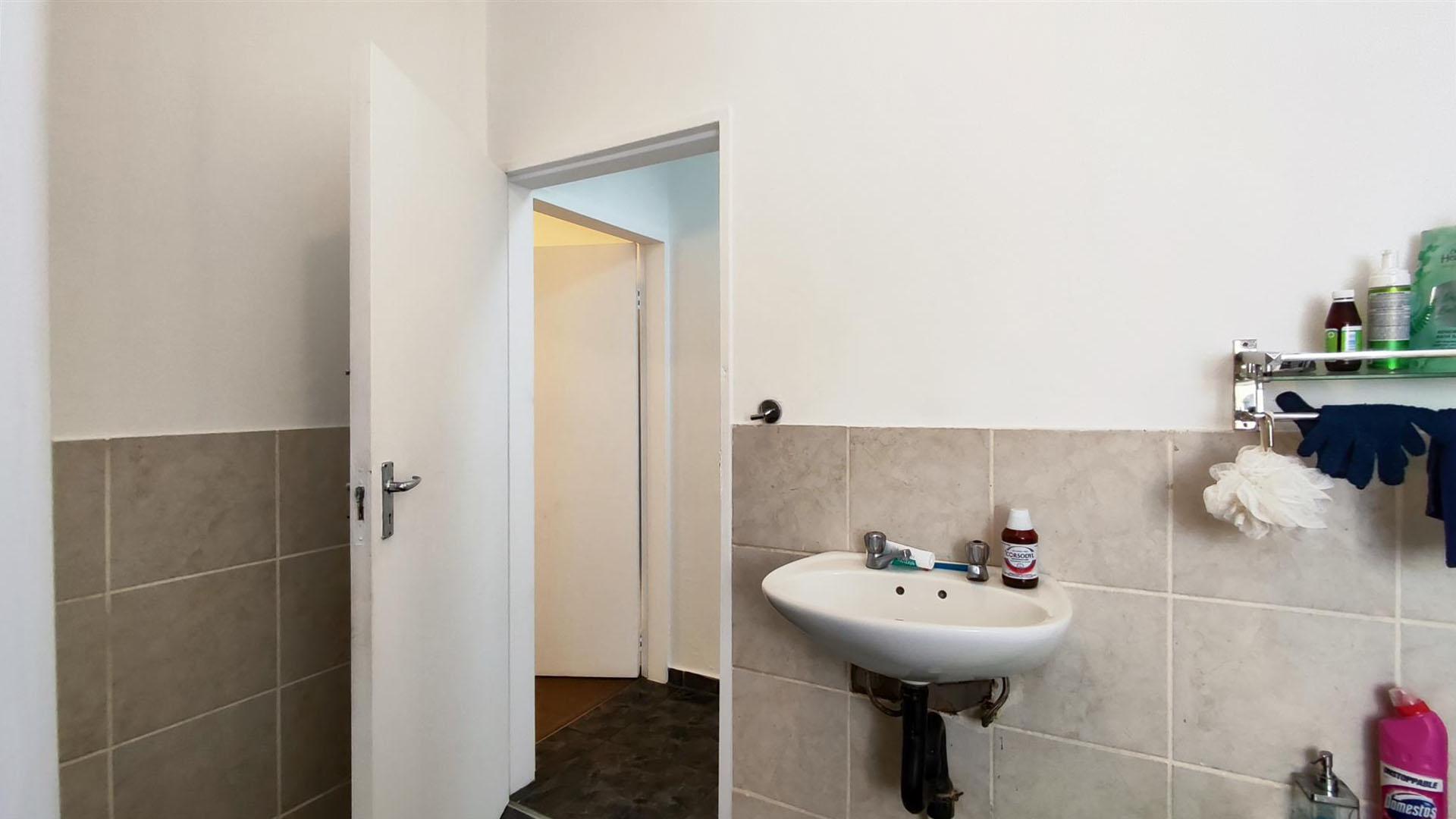 Bathroom 1 - 7 square meters of property in Birchleigh