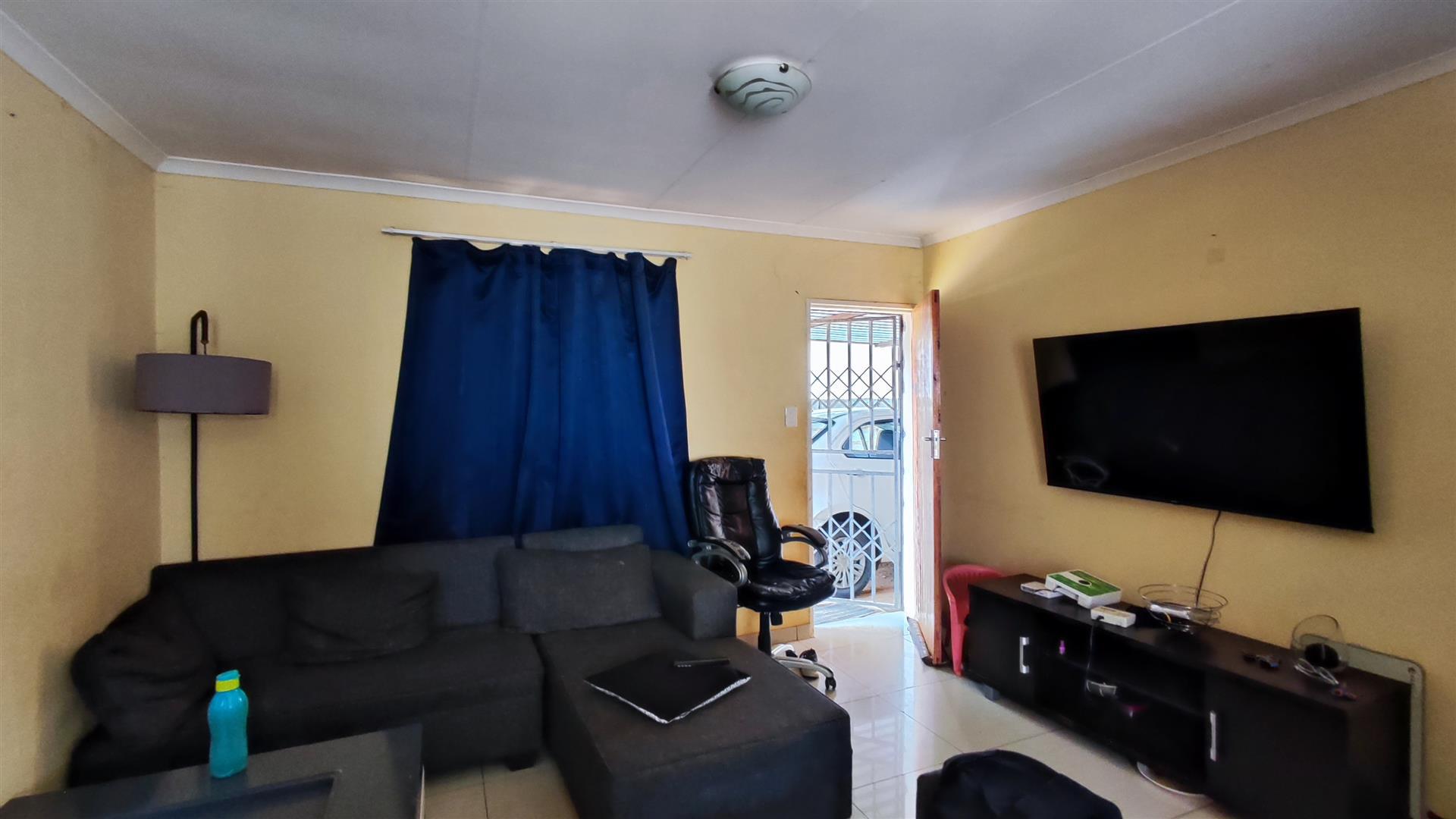 Lounges - 18 square meters of property in Windmill Park