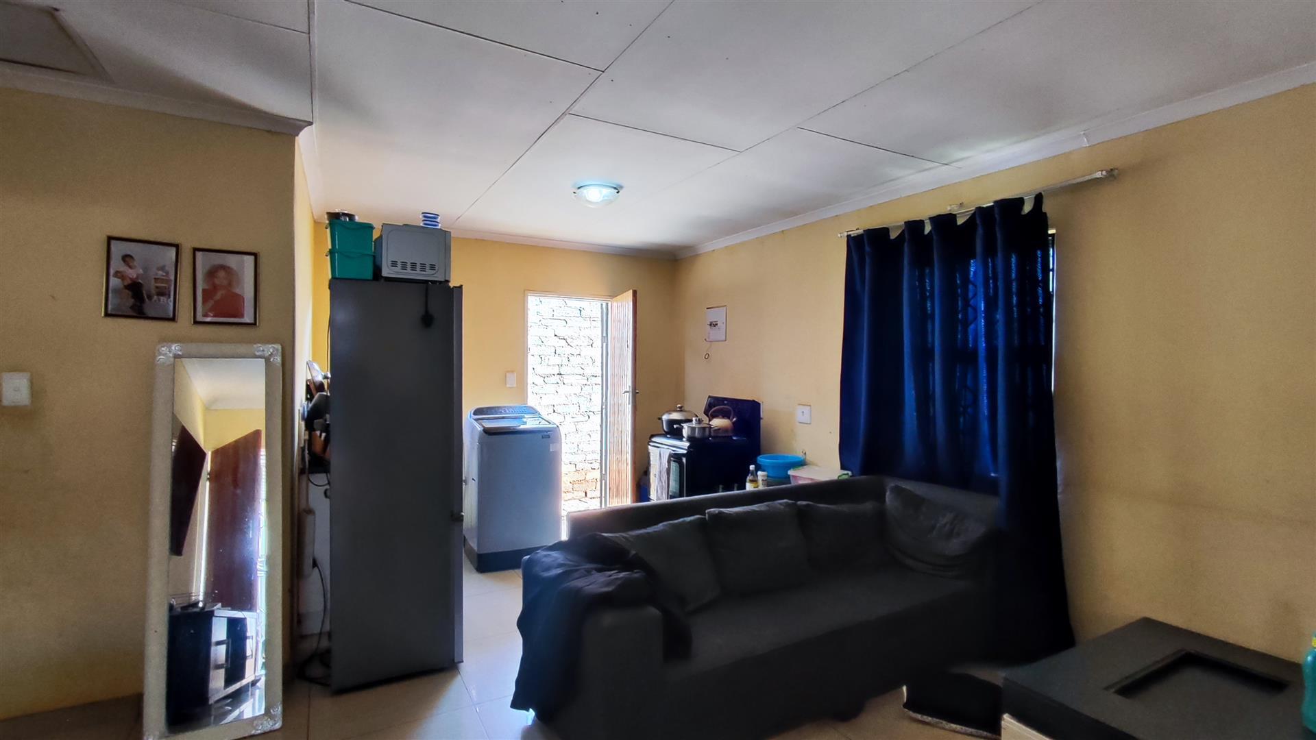 Lounges - 18 square meters of property in Windmill Park