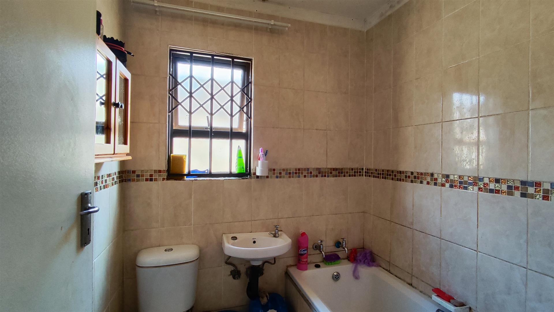 Bathroom 1 - 4 square meters of property in Windmill Park