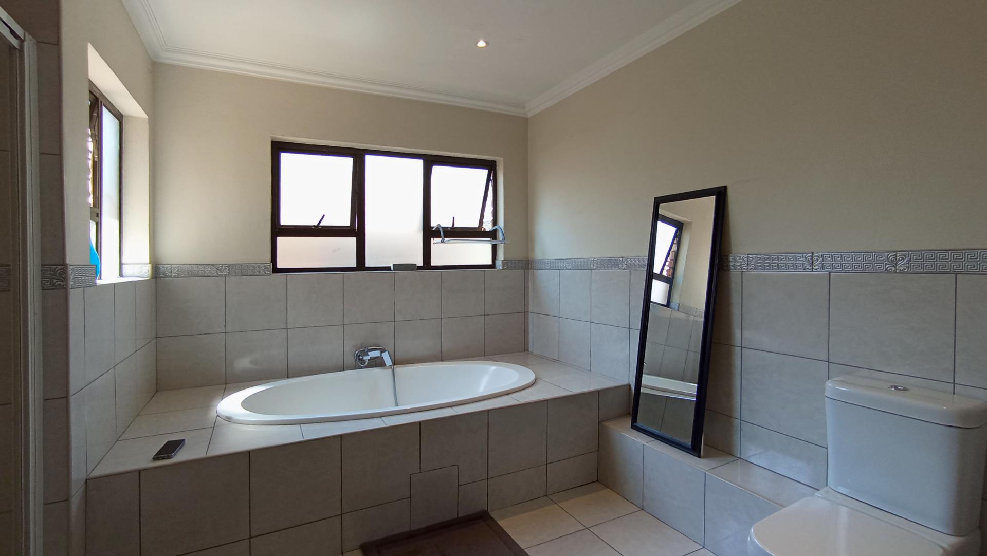 Main Bathroom - 16 square meters of property in Beverley
