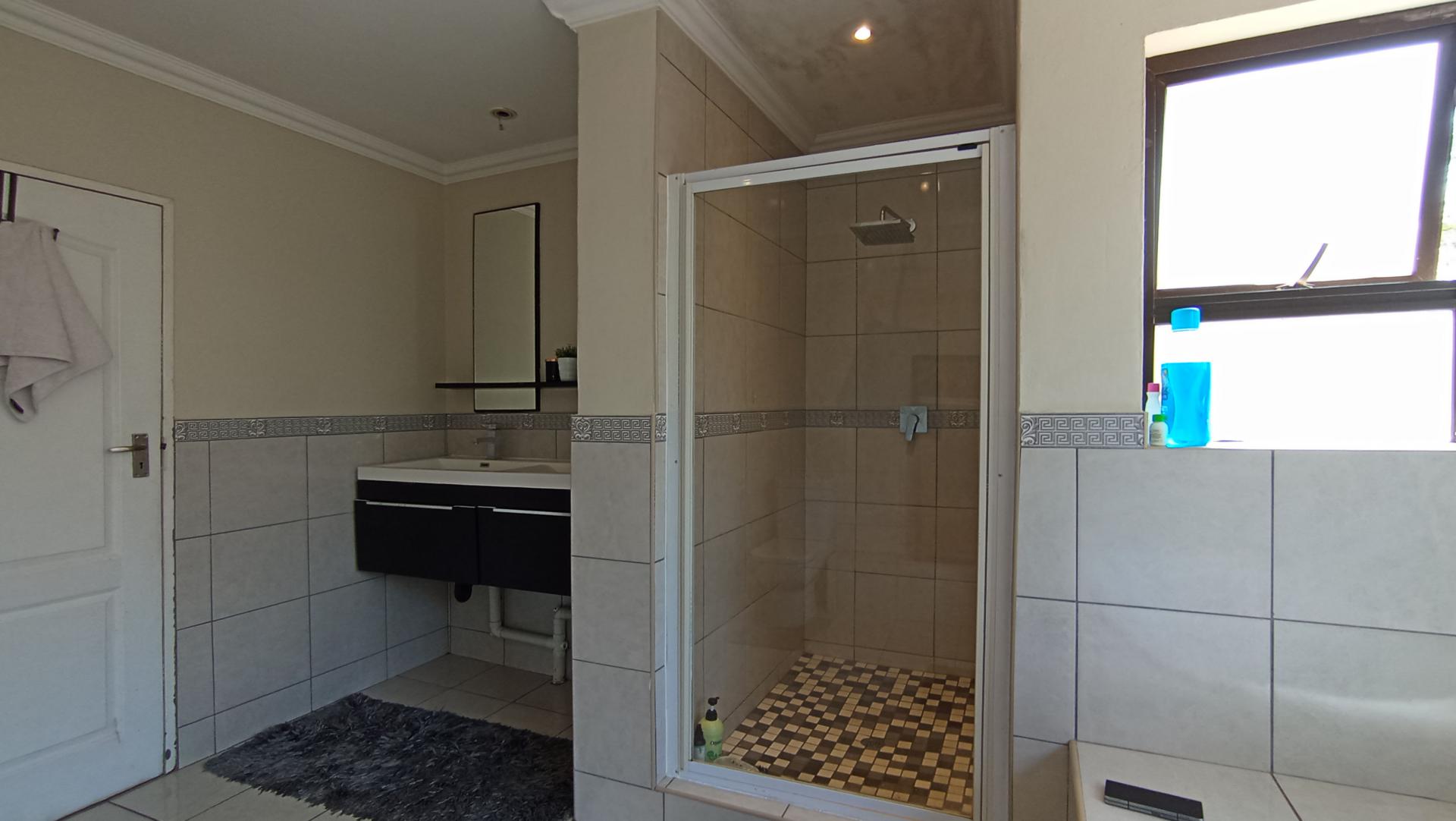 Main Bathroom - 16 square meters of property in Beverley