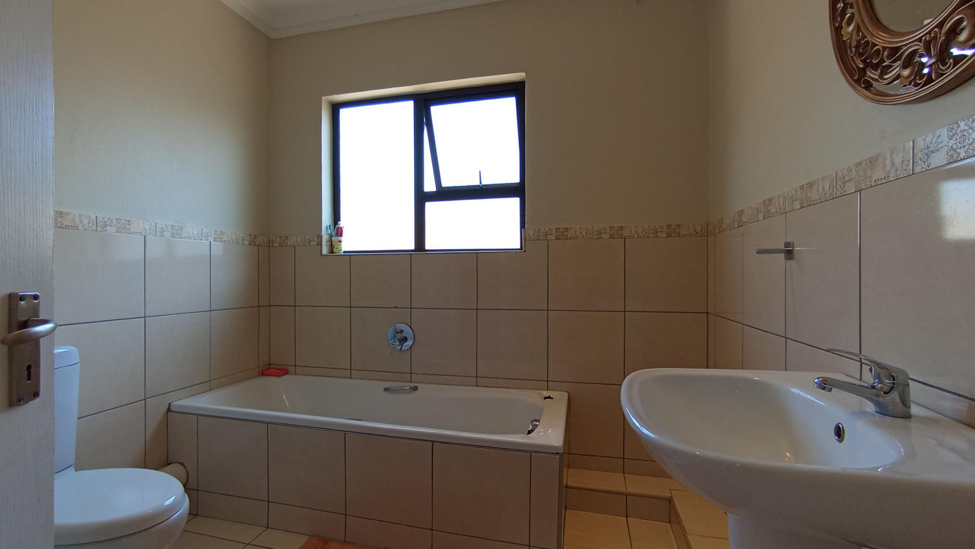 Bathroom 1 - 10 square meters of property in Beverley