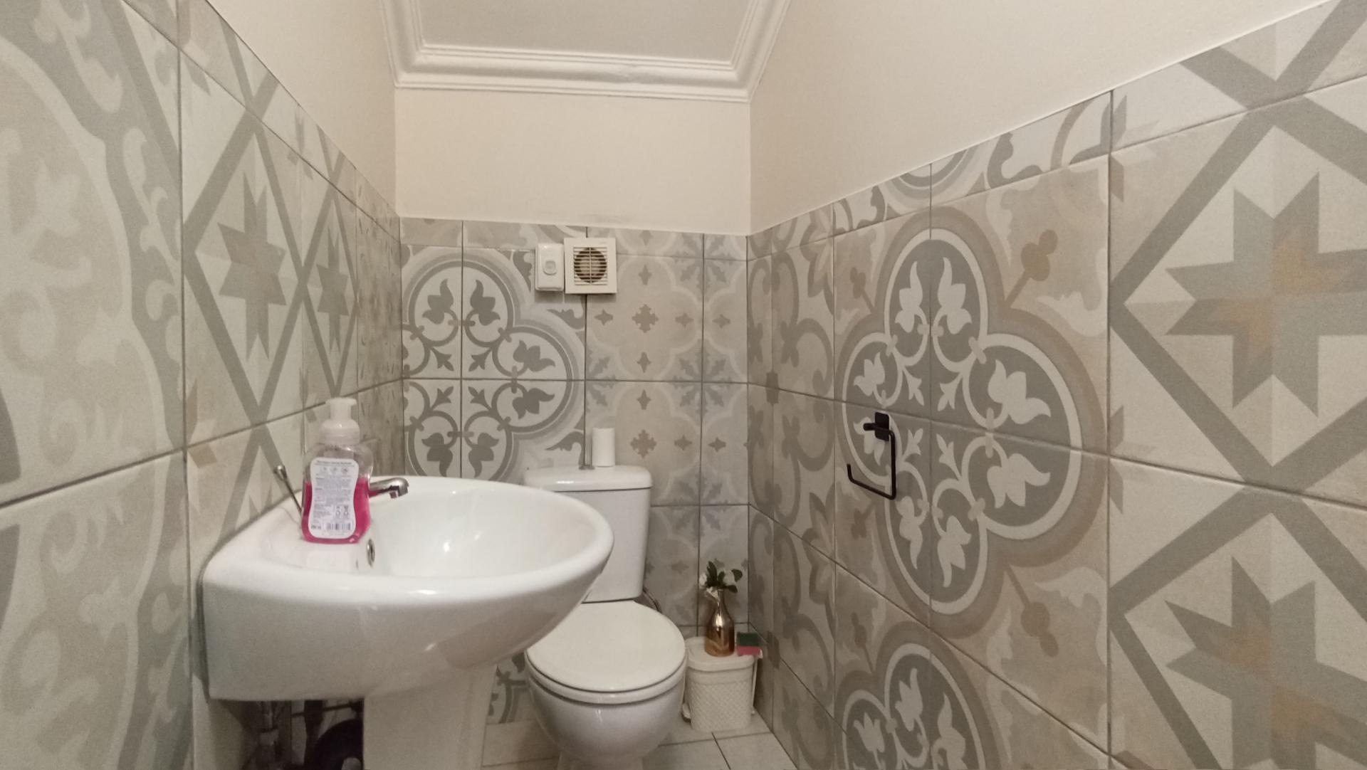 Guest Toilet - 3 square meters of property in Beverley