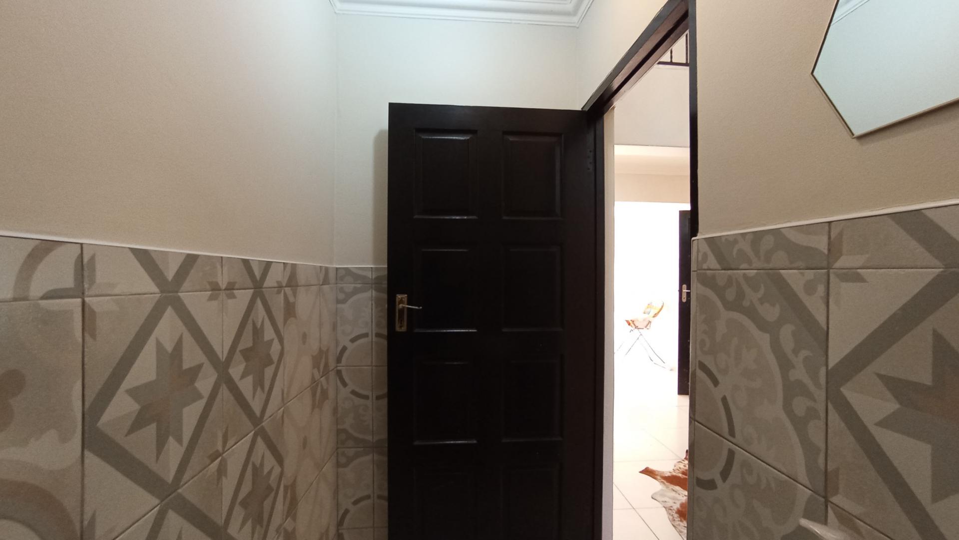 Guest Toilet - 3 square meters of property in Beverley