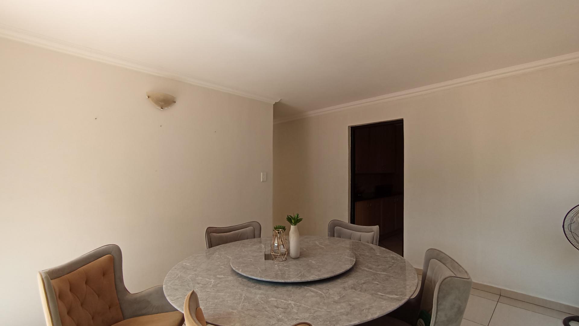 Dining Room - 17 square meters of property in Beverley