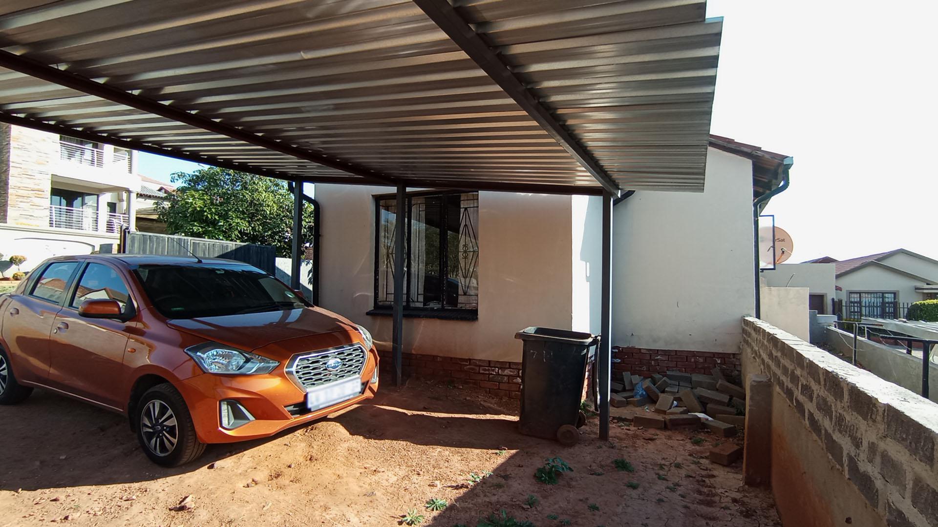 Carport  - 22 square meters of property in Atteridgeville