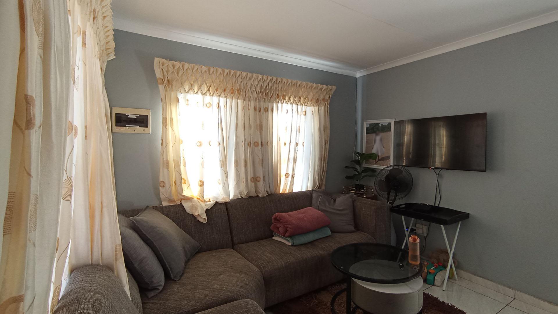 Lounges - 11 square meters of property in Atteridgeville