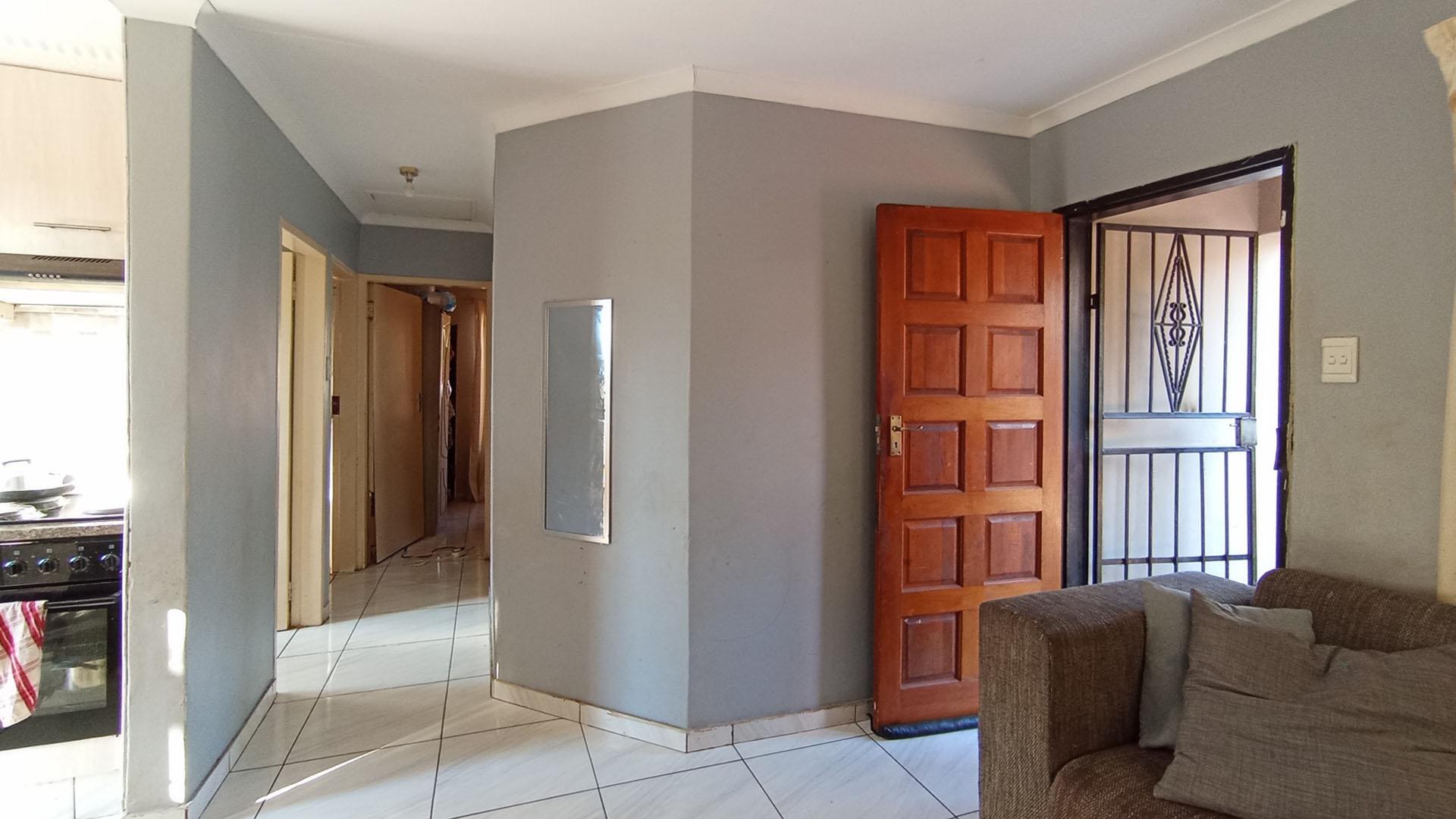 Lounges - 11 square meters of property in Atteridgeville