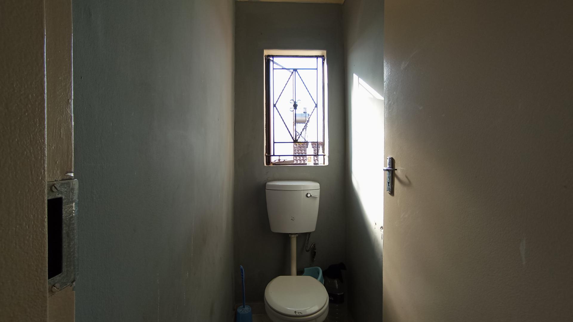 Bathroom 1 - 2 square meters of property in Atteridgeville