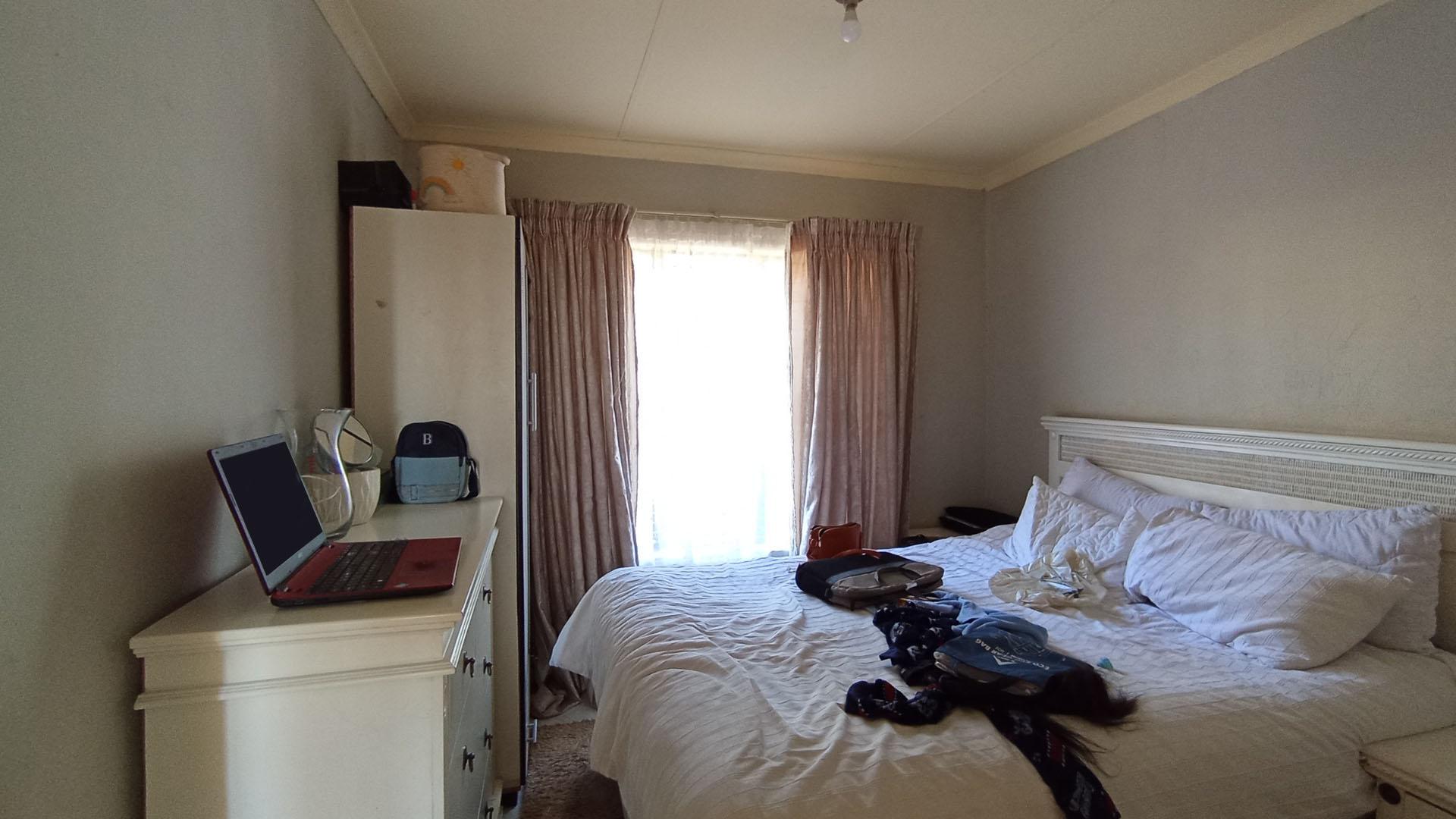 Bed Room 1 - 11 square meters of property in Atteridgeville