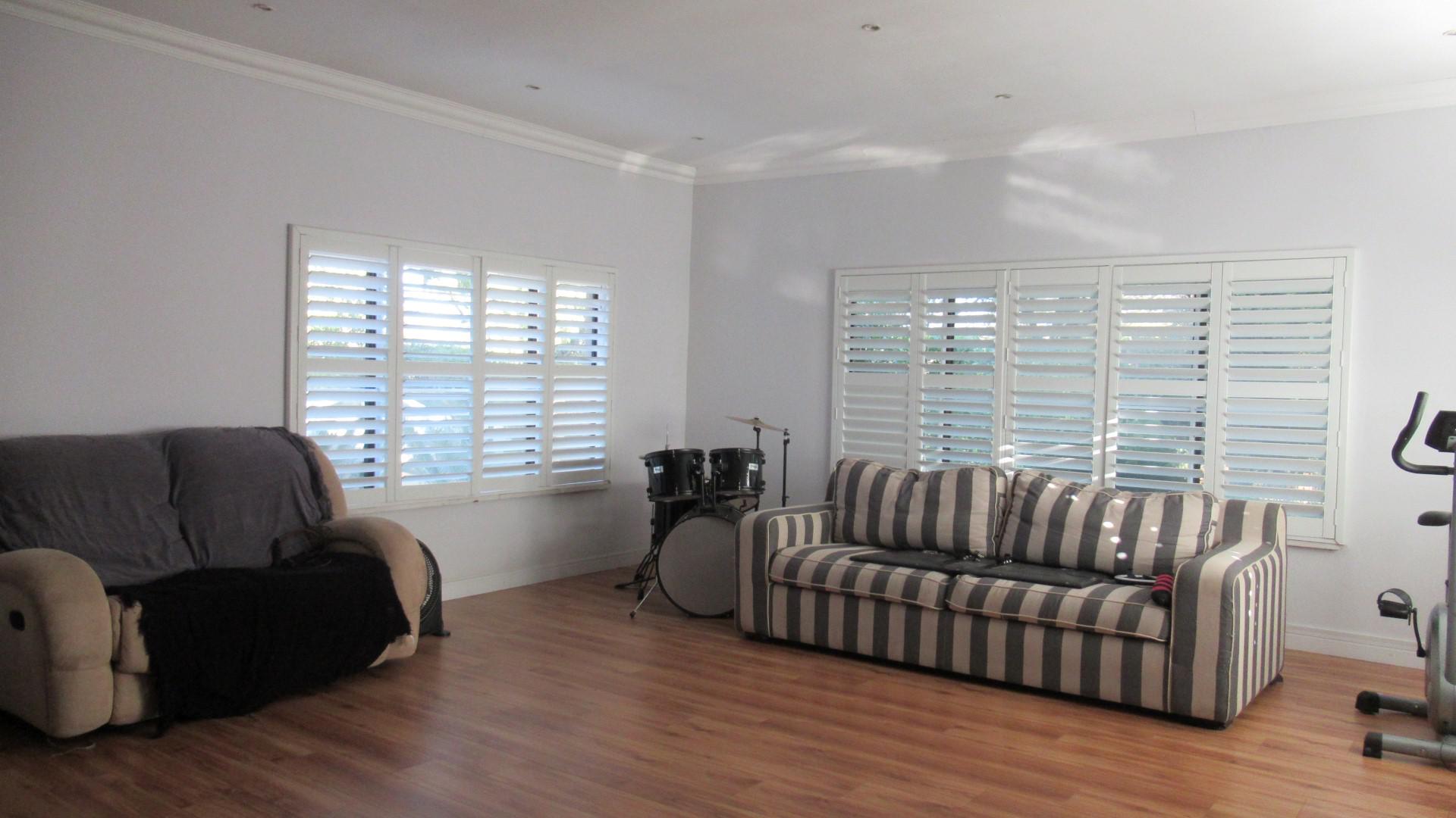Lounges - 69 square meters of property in Florida Park