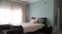 Main Bedroom - 28 square meters of property in Florida Park