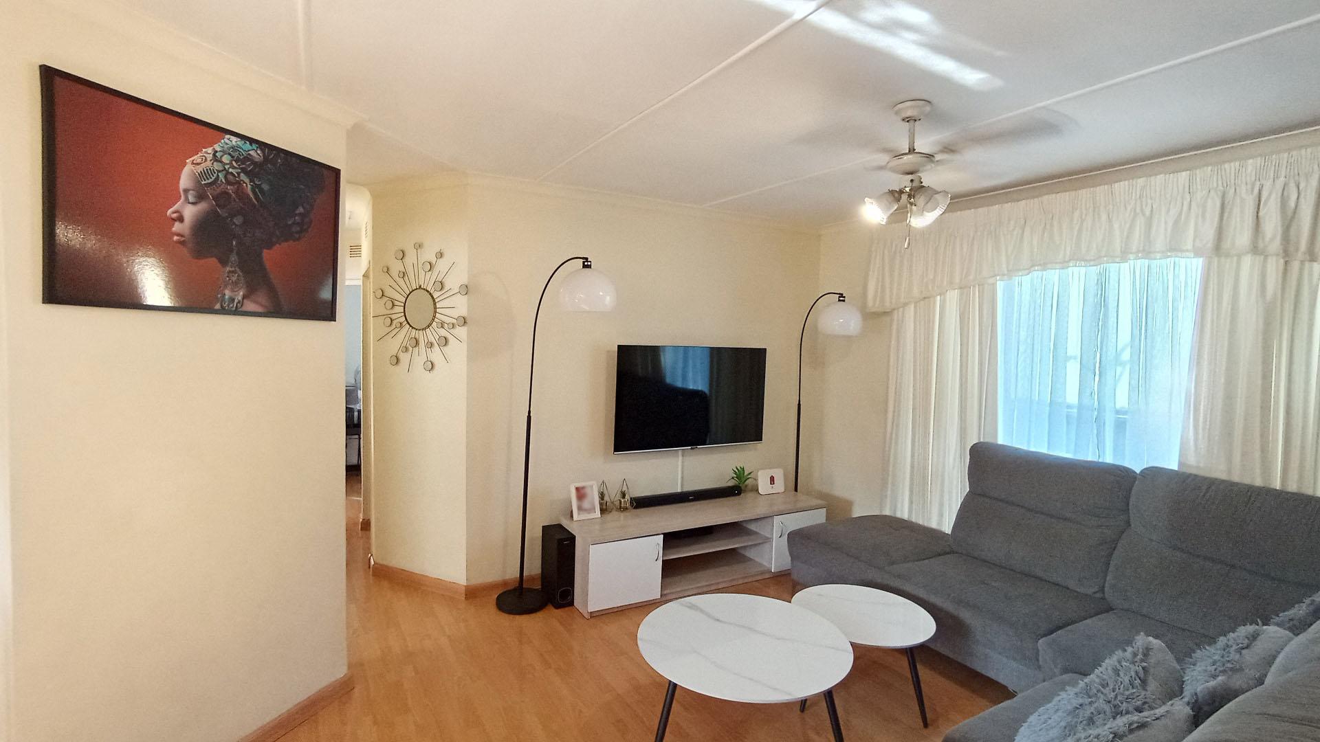 Lounges - 19 square meters of property in Bulwer (Dbn)