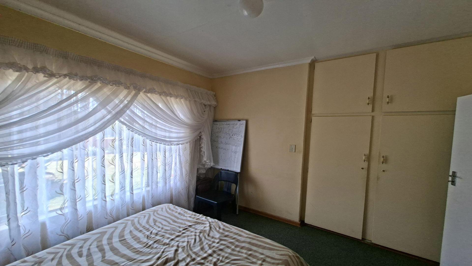 Bed Room 1 of property in Harrismith
