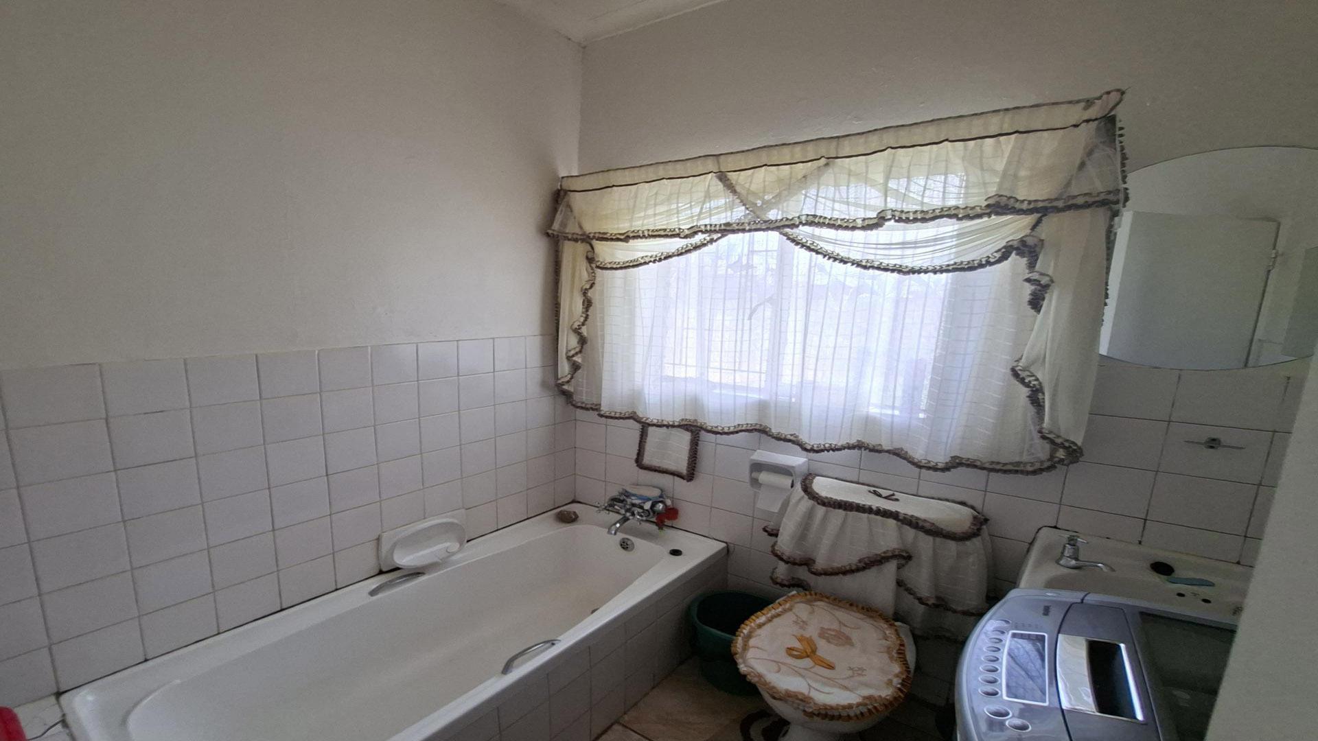 Bathroom 1 of property in Harrismith