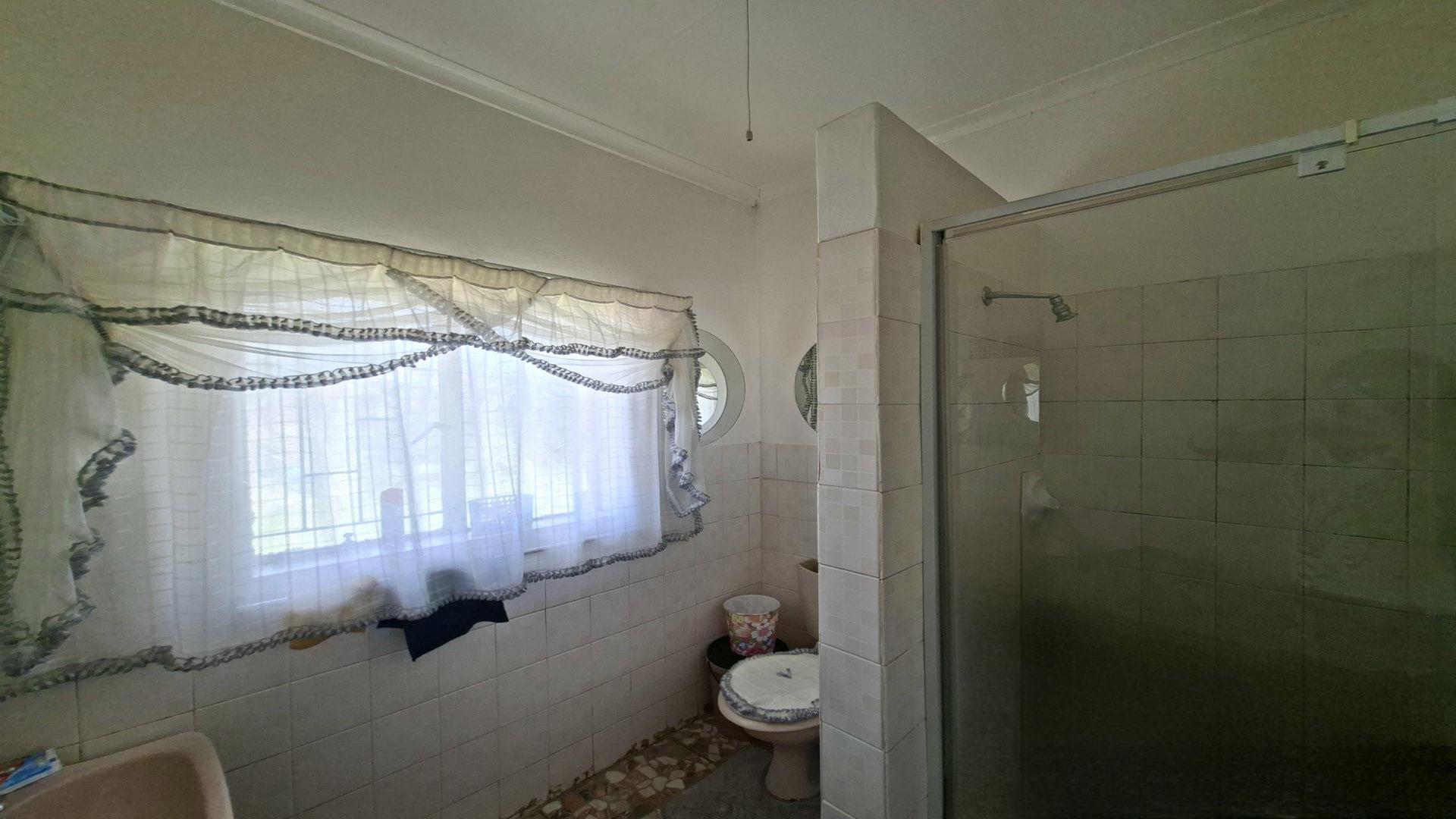 Bathroom 2 of property in Harrismith